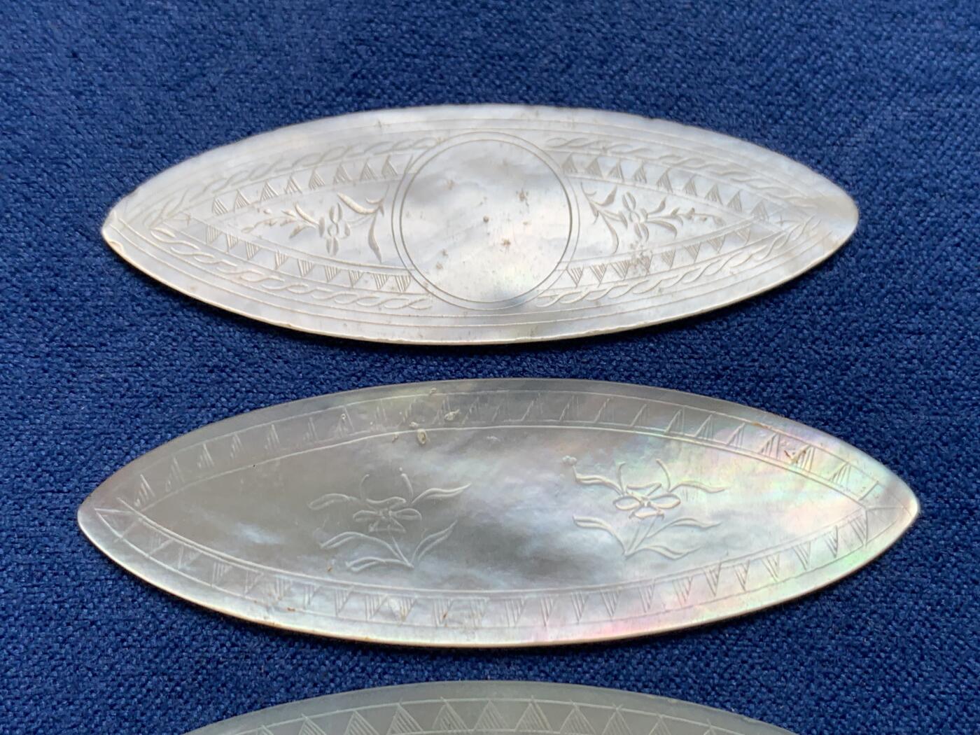 《竞宝斋》第477场 周日，周一 2场连拍 （全场包邮）欢迎送拍 四枚一组 英国一线回流 清螺钿贝母筹码，菱型，珠光水润，花卉精雕。