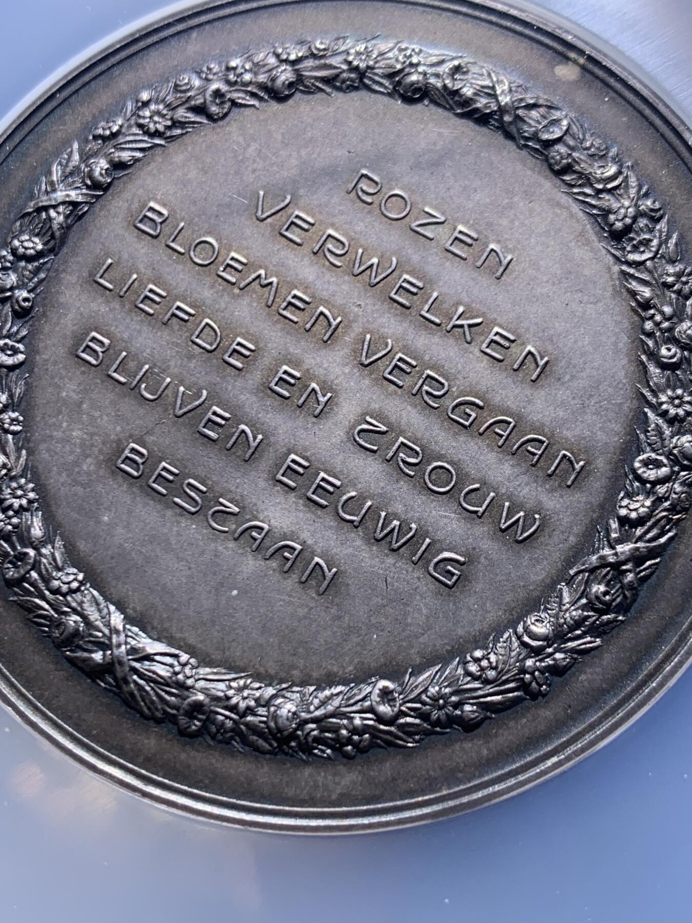 《竞宝斋》第477场 周日，周一 2场连拍 （全场包邮）欢迎送拍 NGC MS62 荷兰1933年婚礼纪念大银章，荷兰婚典题材经典纪念章。正面图案双文章,铭文译为”婚姻是心灵的港湾“，背面铭文译为”玫瑰会凋谢，花朵会枯萎，爱与怀念永恒留存“烂漫至极。直径：50mm，重：50.4g，加大盒。