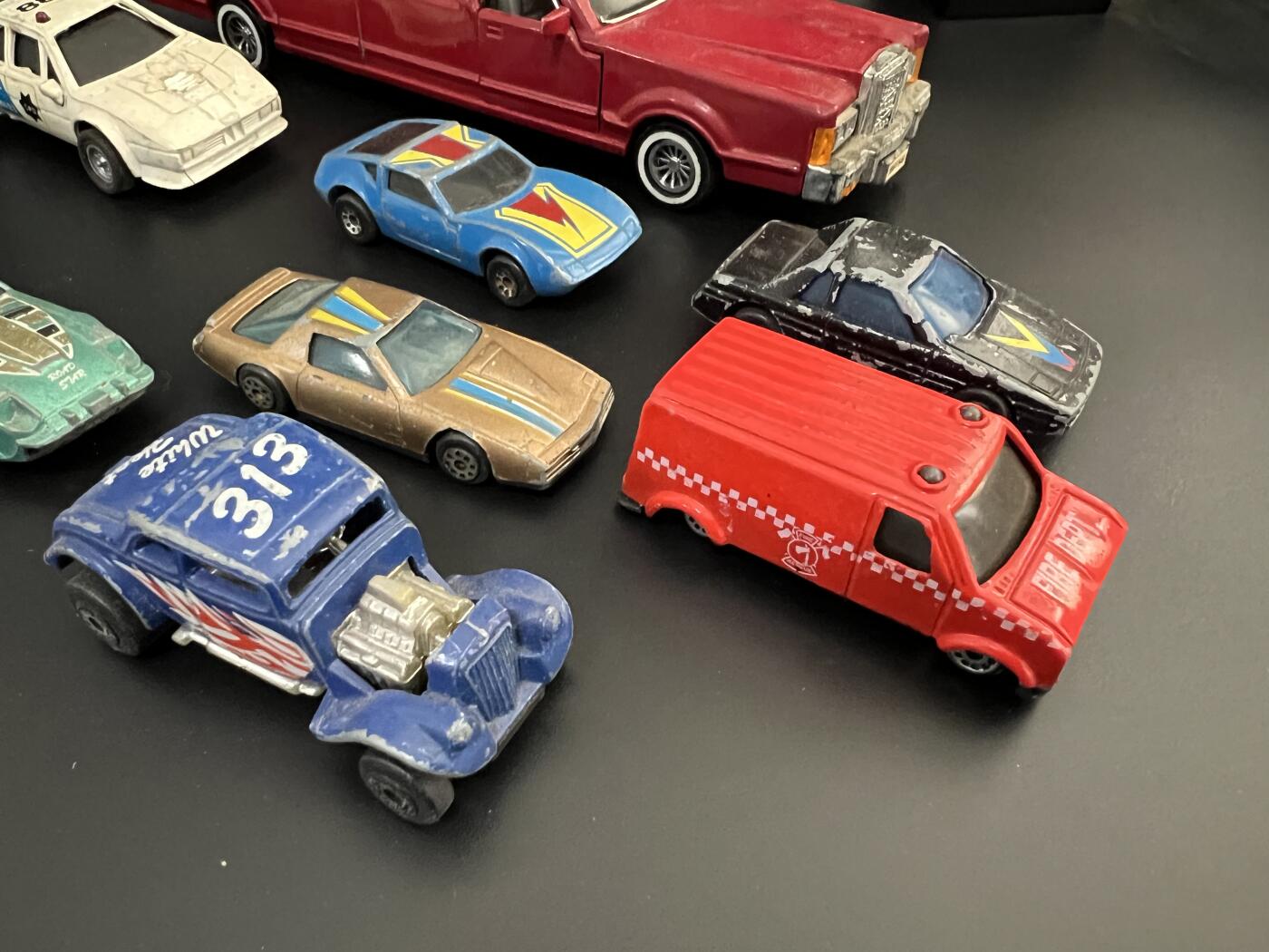 零元拍： 十台90年代老古董小车模型，大部分为合金车，品相全部为战损级别。