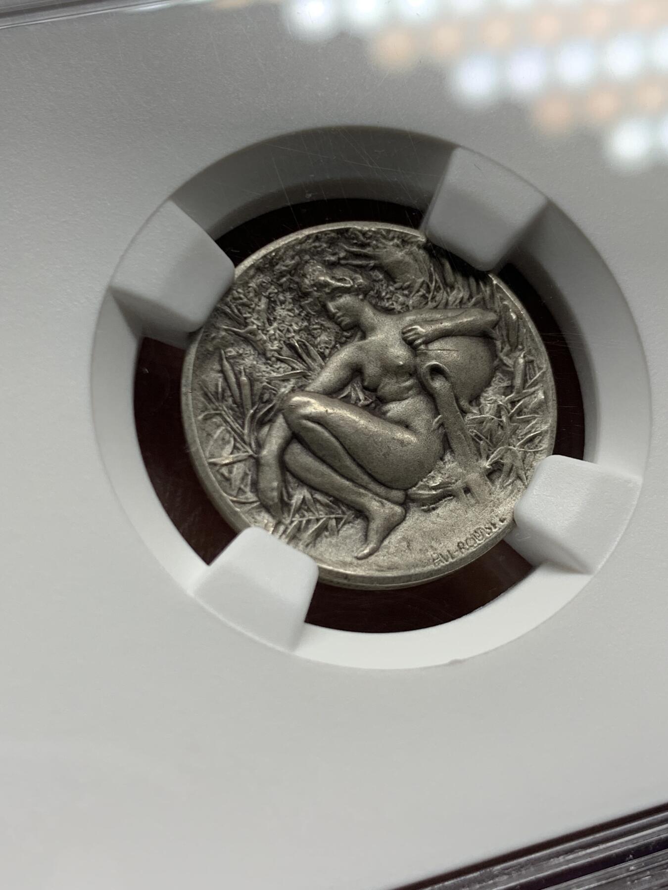 《竞宝斋》第477场 周日，周一 2场连拍 （全场包邮）欢迎送拍 NGC MS63 法国维希温泉疗养设施 新艺术时期温泉主题裸女清凉银章 很少见的一款银章 高浮雕 小中见大