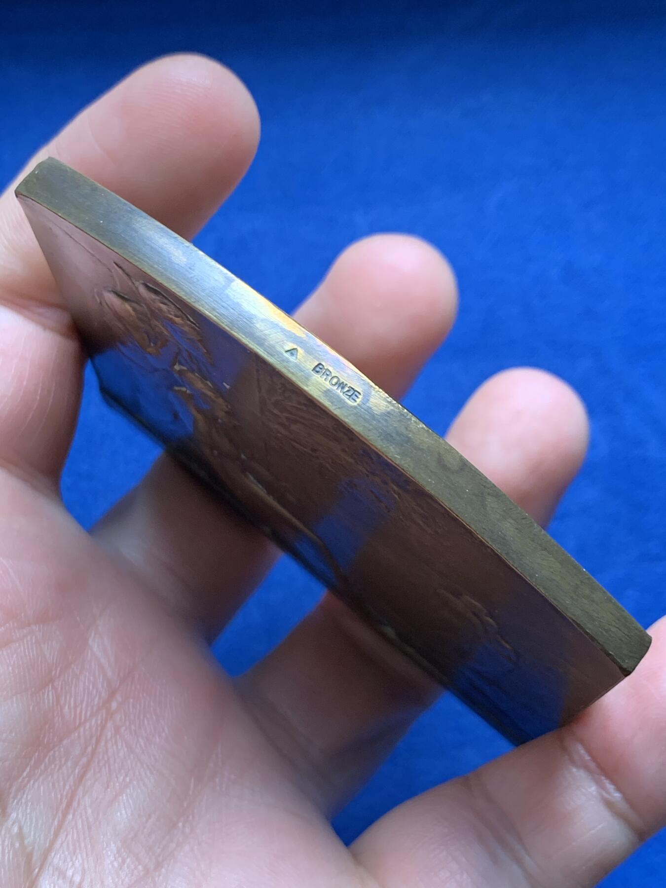 《竞宝斋》第477场 周日，周一 2场连拍 （全场包邮）欢迎送拍 法国结婚纪念大铜章 182.9克 72*64.5mm克 三角铜标 稀少品种