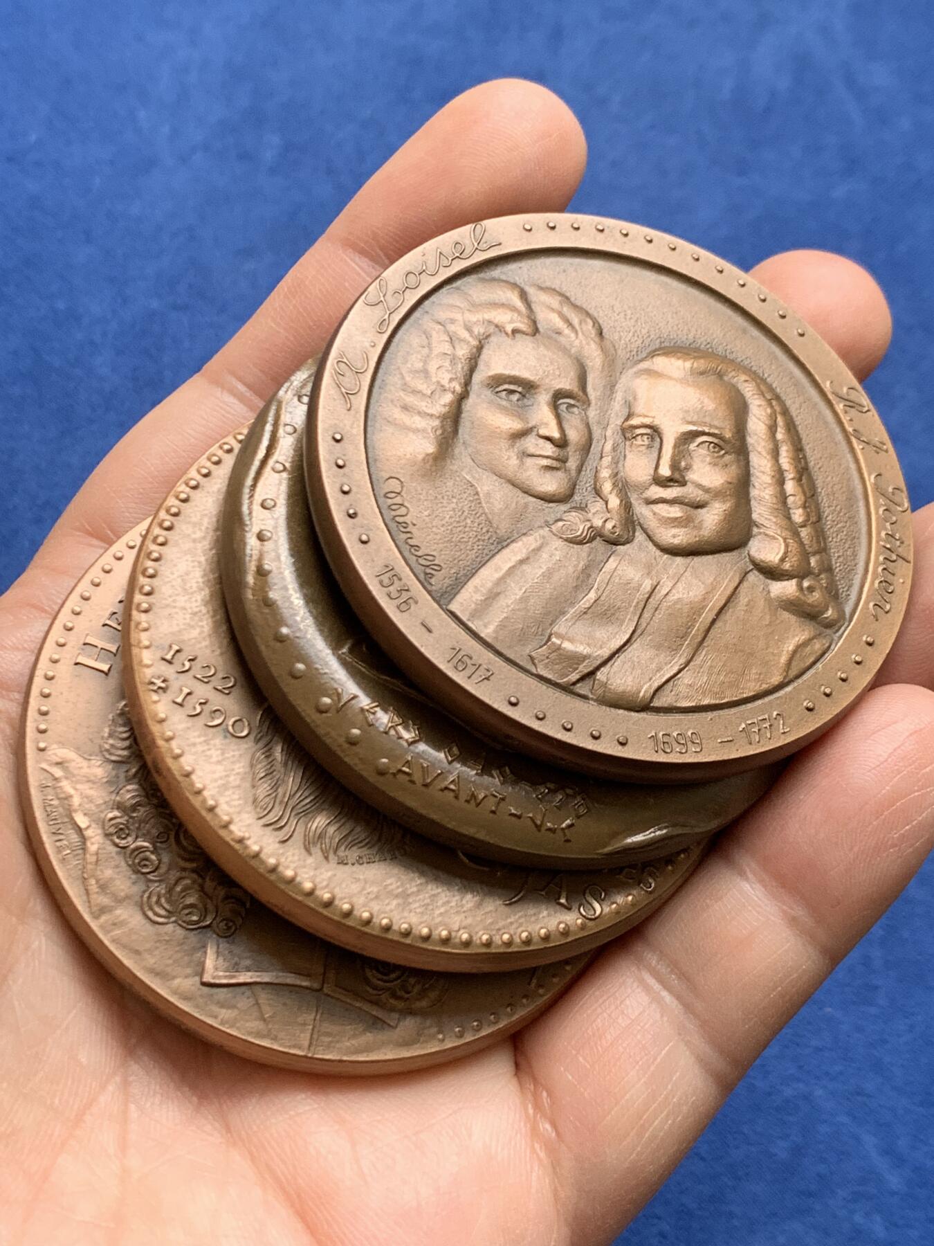 《竞宝斋》第477场 周日，周一 2场连拍 （全场包邮）欢迎送拍 四枚一组 法国信托投资局纪念大铜章 总重518克 直径约为59mm