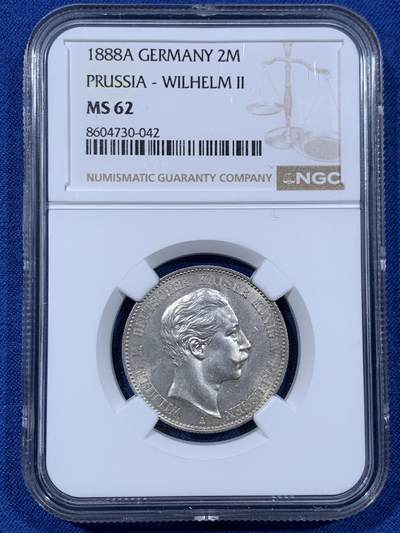 《竞宝斋》第477场 周日，周一 2场连拍 （全场包邮）欢迎送拍 - NGC MS62 德国 1888 普鲁士三皇之年 威廉二世 短翅2马克银币 稀缺品种