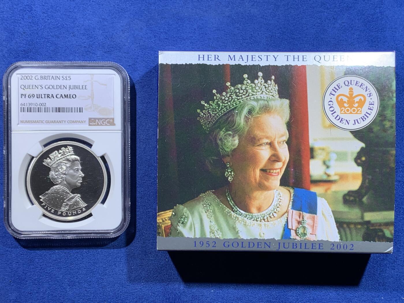 《竞宝斋》第477场 周日，周一 2场连拍 （全场包邮）欢迎送拍 NGC PF69UC 英国2002年纪念伊丽莎白女王加冕50周年（金禧年）精制银币，镜面高浮雕，采用了女王加冕冠冕形象及女王骑马图，面值5磅，28.28克，925银，英系经典题材，盒证齐全。