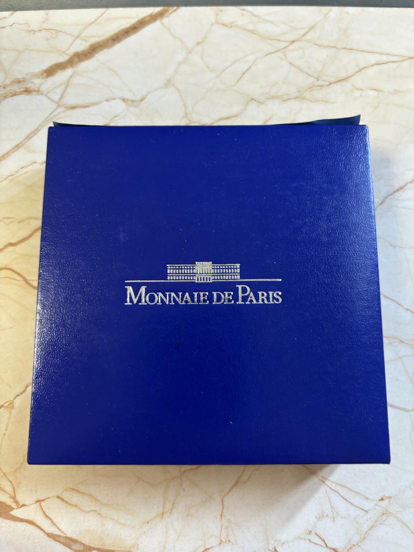 第197期拍卖 法国2006年科学家居里夫人5盎司加厚银币，950银看，163.8克，发行500枚，有氧化