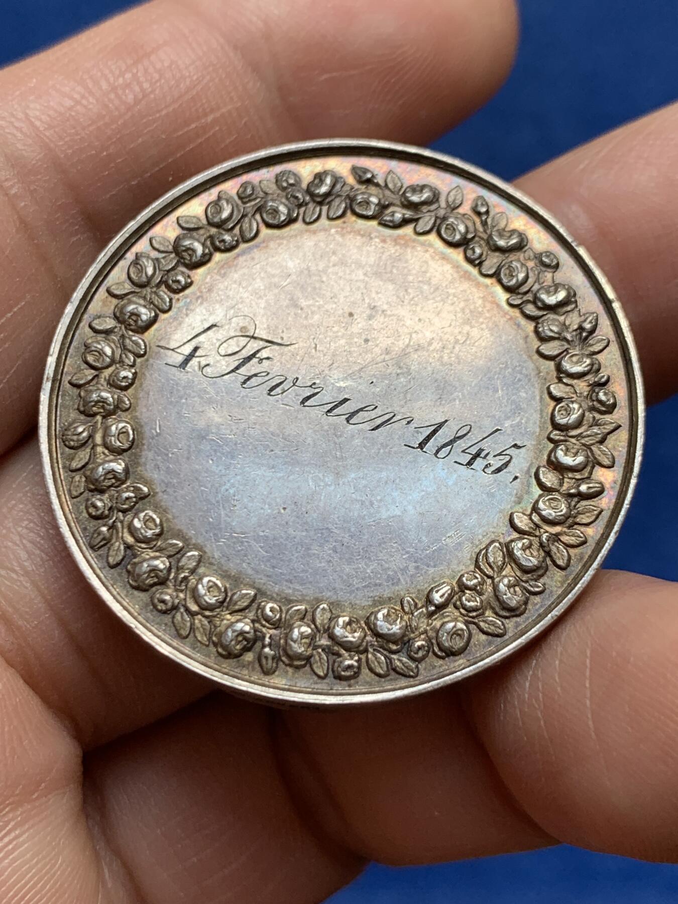 《竞宝斋》第477场 周日，周一 2场连拍 （全场包邮）欢迎送拍 1845年法国田园婚礼银章 22.2克 36.1mm 手指银标