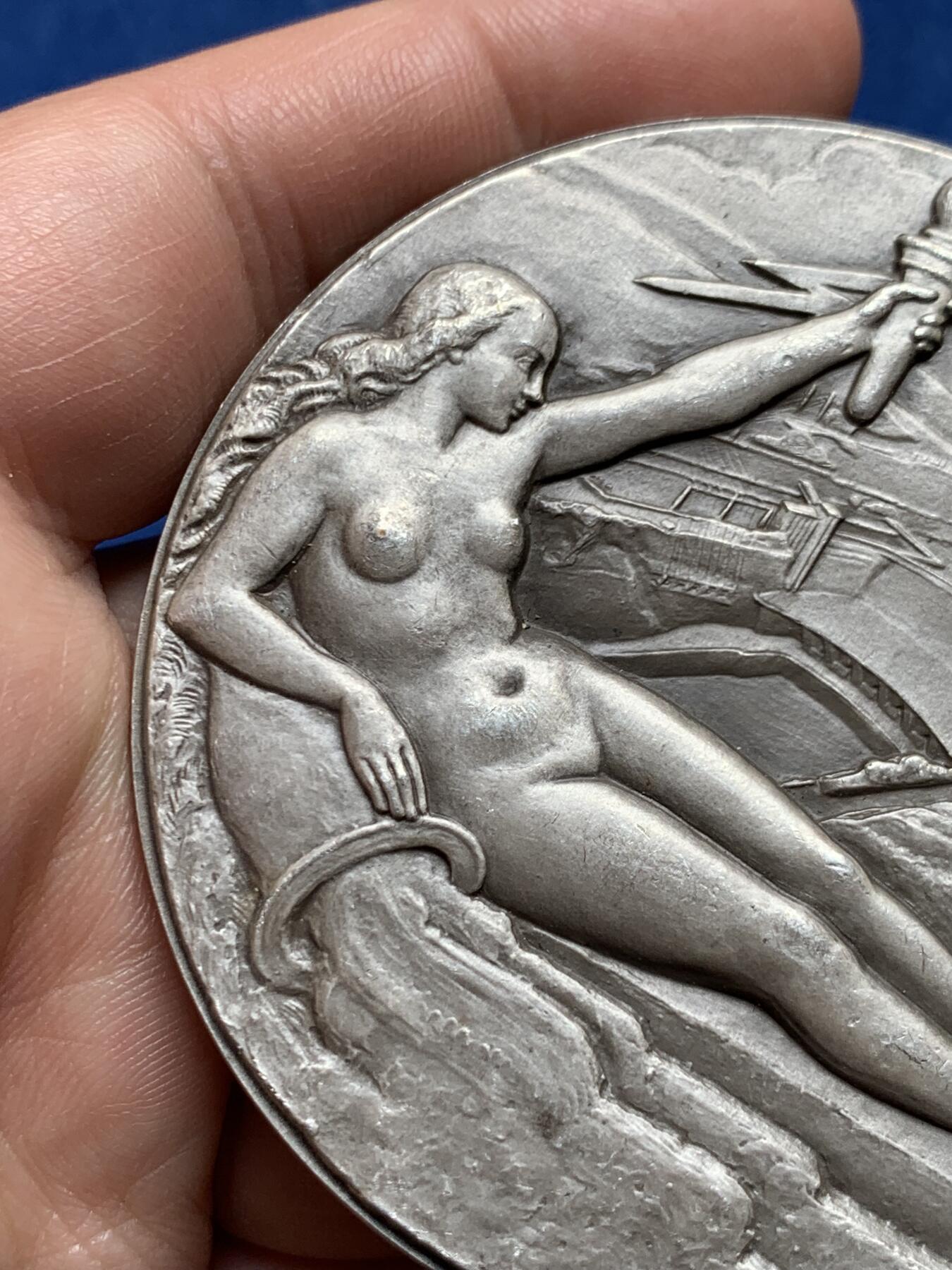 《竞宝斋》第477场 周日，周一 2场连拍 （全场包邮）欢迎送拍 法国波尔多地区电力协会纪念镀银铜章 173.6克 67.7mm 丰饶角铜标