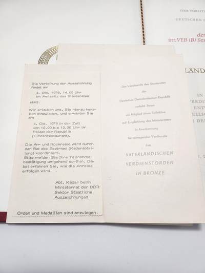 南水社第5次拍卖  民主德国DDR铜级祖国功勋勋章集体授予成员资格证书（罗夫.施密特）1978年+邀请函+纪念卡 国务委员会礼宾部拍摄的部长委员会主席陆军大将 维利.斯多夫亲自授勋仪式照片 授予 苏尔国营道路基建联合企业德勒尔突击队  