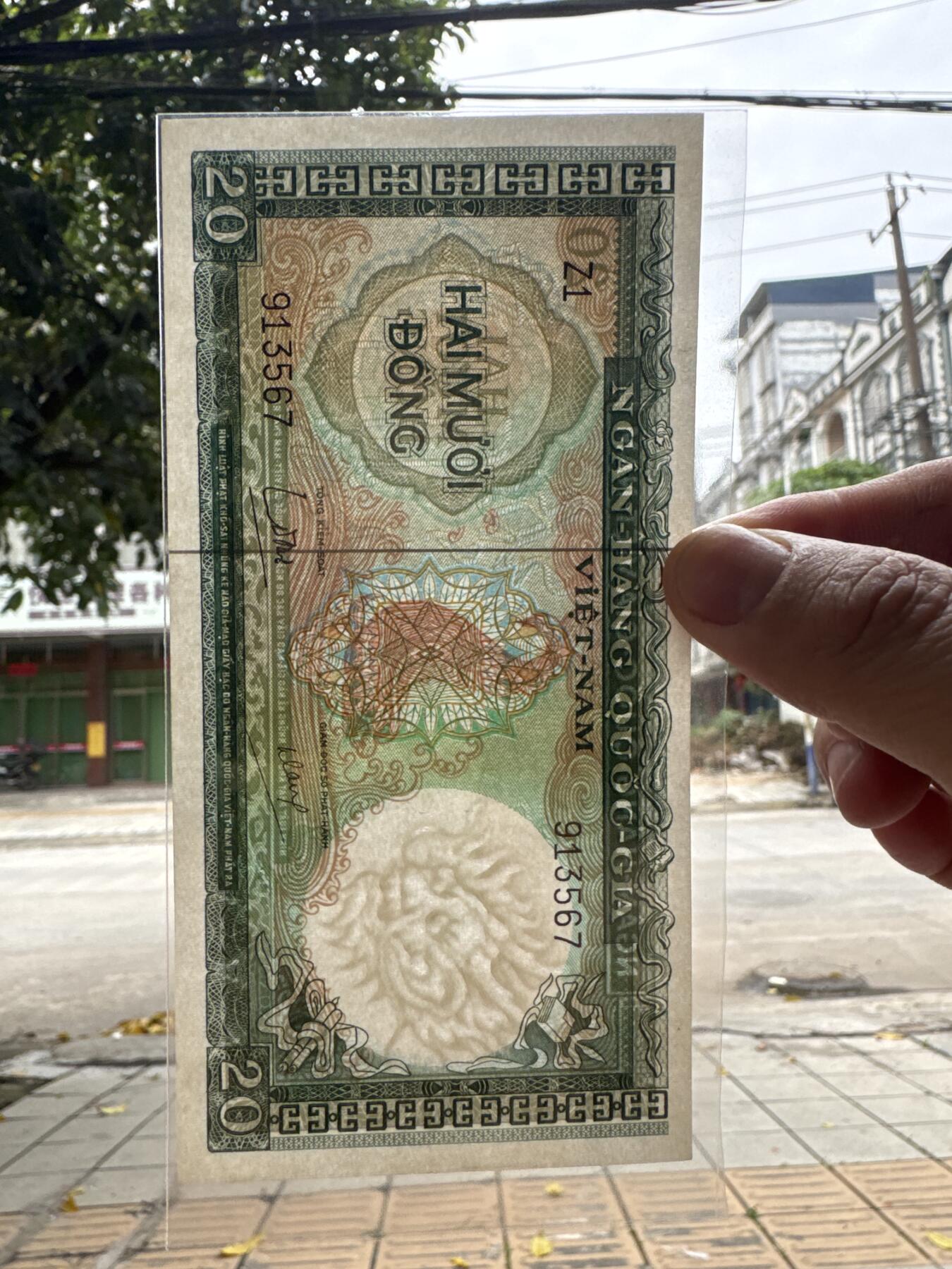 桂P钱币文化工作室拍卖第四十九期 南越共和国1964年版20盾，尊贵绿钞，龙头水印，背面鱼龙，全新UNC，