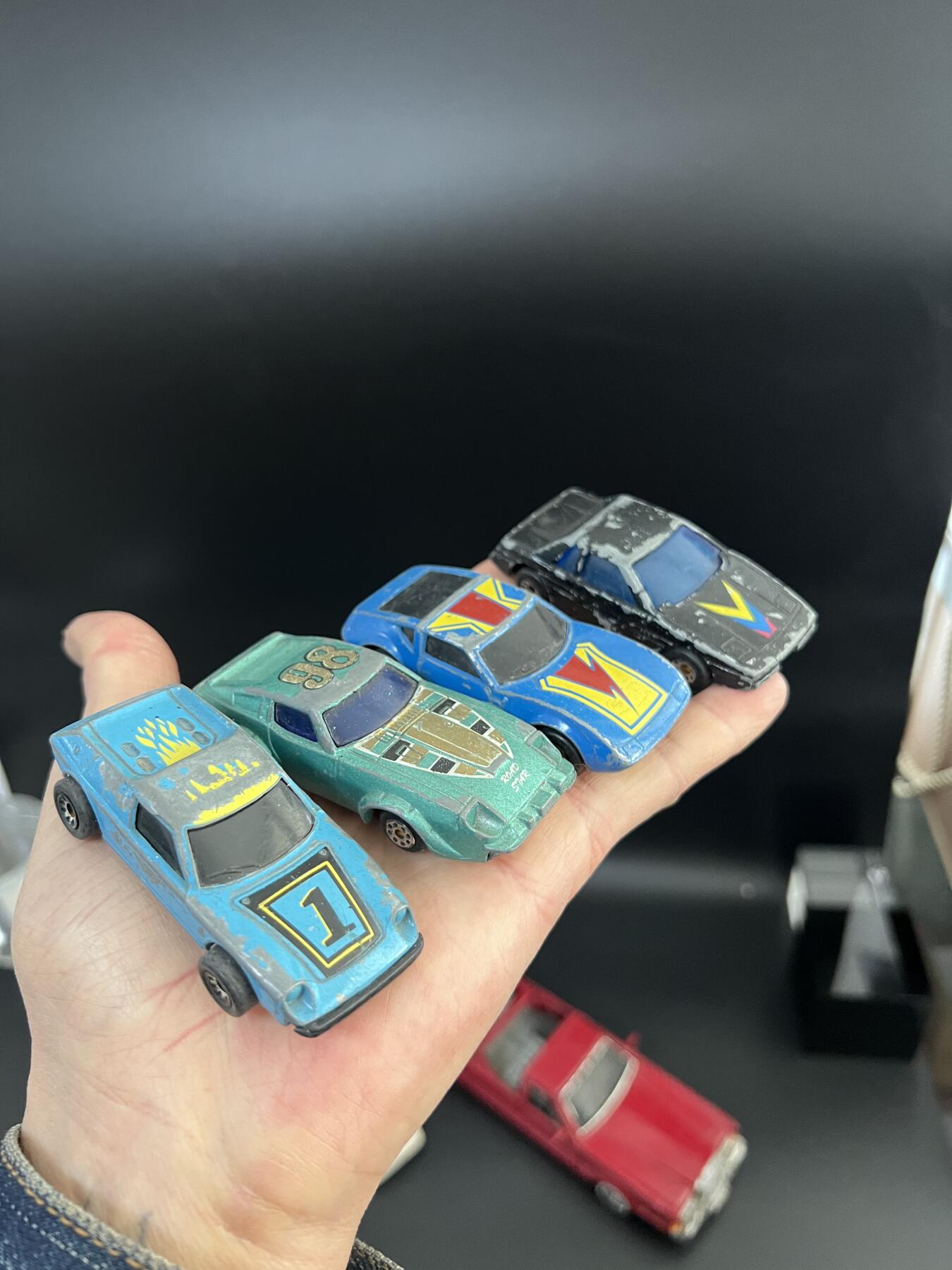 零元拍： 十台90年代老古董小车模型，大部分为合金车，品相全部为战损级别。