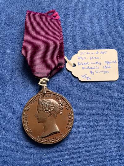 《竞宝斋》第477场 周日，周一 2场连拍 （全场包邮）欢迎送拍 - 英国1859年（MDCCCLIX）科学与艺术部发行的国家科学铜质奖章，于1866年授予应用力学科的Robert Luthy，少见官方章，总重约37克。