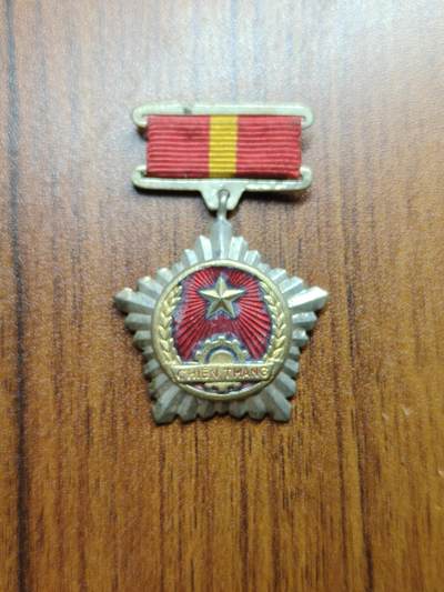 蜀地medal 2026春季精品专场 第5场 - 越盟（1948-1957）法越战争时期 一级战胜奖章 铜镀金 非后期铝 少有的独立时期战争奖章带珐琅章 颁发给军官