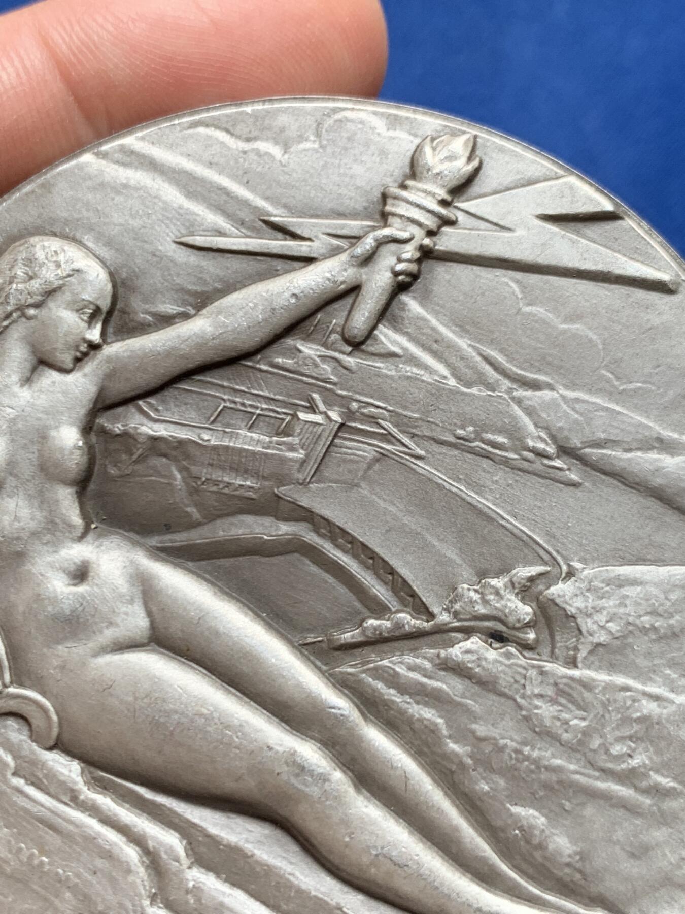 《竞宝斋》第477场 周日，周一 2场连拍 （全场包邮）欢迎送拍 法国波尔多地区电力协会纪念镀银铜章 173.6克 67.7mm 丰饶角铜标