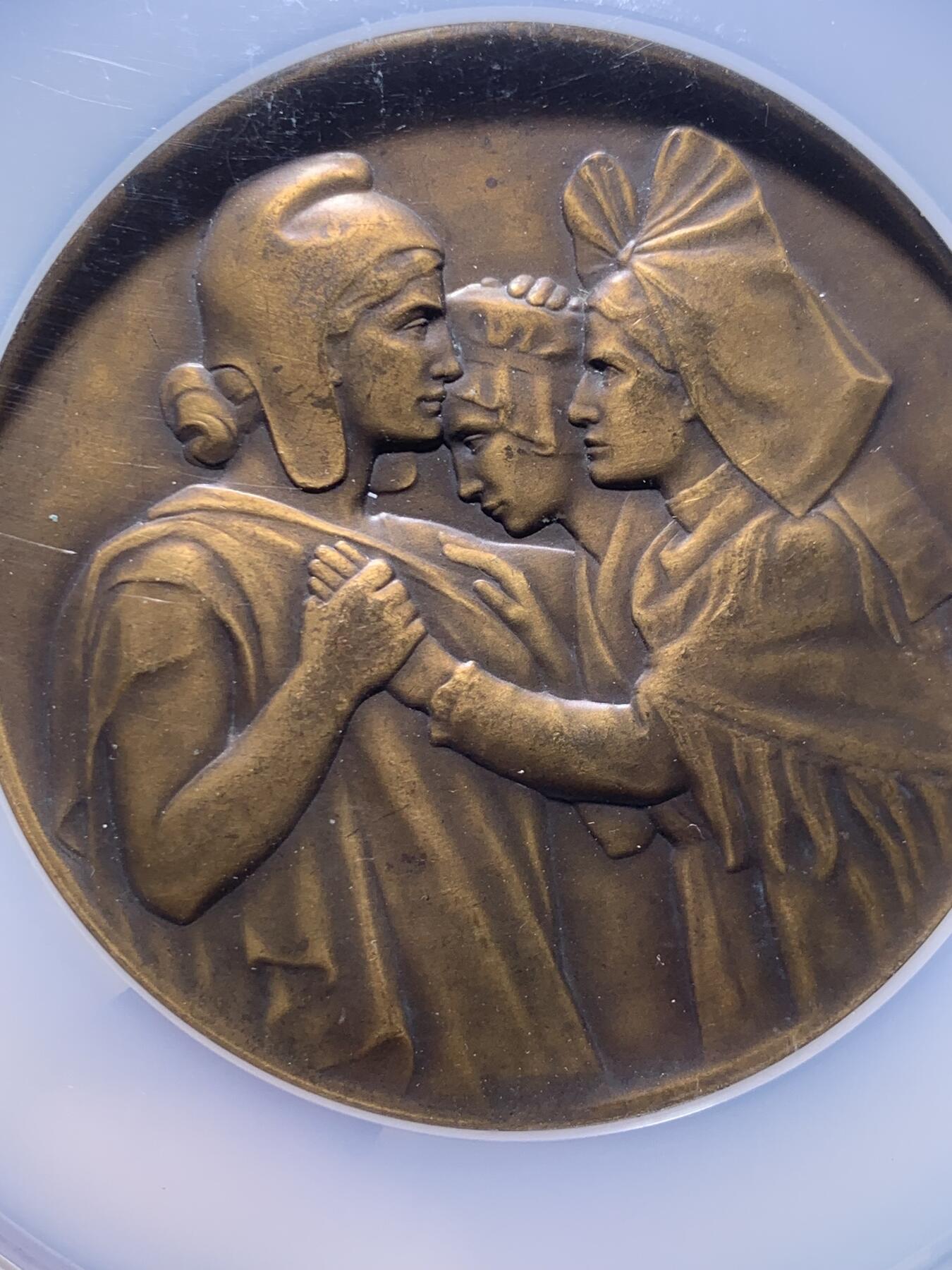 《竞宝斋》第477场 周日，周一 2场连拍 （全场包邮）欢迎送拍 NGC MS63BN 一战主题纪念章，该章纪念法国从德国收复失地法国洛林纪念章，该章由著名雕塑家Paul Roger-Bloche创作（阿尔萨斯-洛林回归）。正面图案，象征法兰西玛丽安娜与阿尔萨斯、洛林地区的女性形象相拥，是“故土回归”的经典艺术代表作。背面图案：法国士兵立于路牌旁，脚下踩着象征德国的鹰徽，象征法国收复失地的历史时刻，该章由巴黎皇家造币厂压铸，现被耶鲁大学艺术画廊等机构收藏，极具背