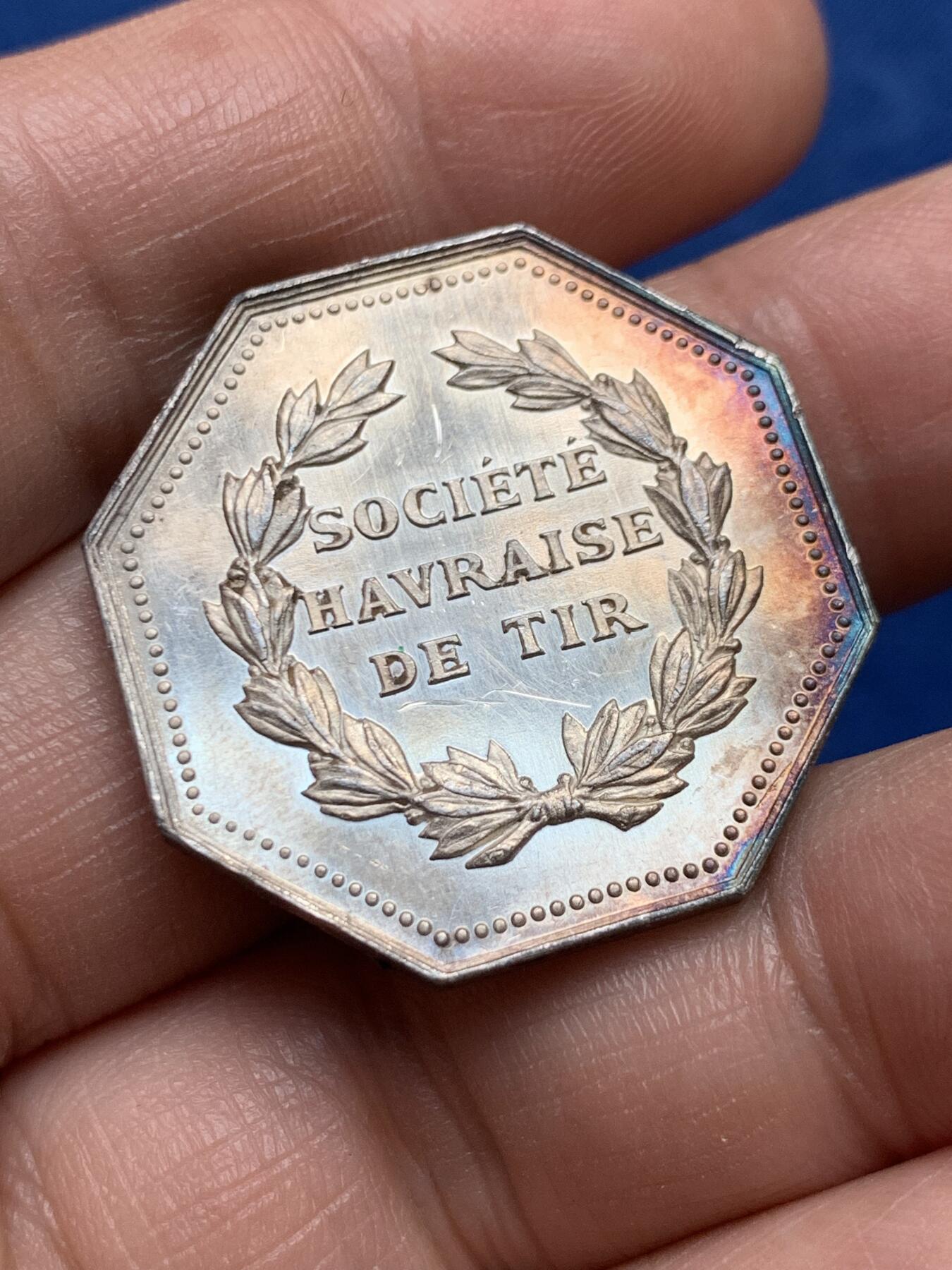 《竞宝斋》第477场 周日，周一 2场连拍 （全场包邮）欢迎送拍 法国19世纪阿弗尔射击公司八角银质代币，13.4克，29.4mm，带丰饶角银标边铭，五彩包浆