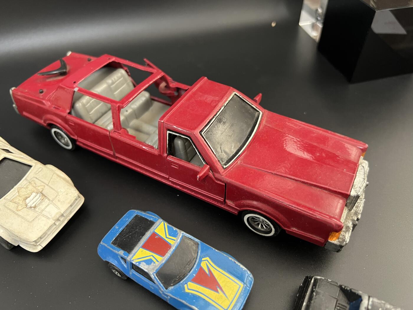 零元拍： 十台90年代老古董小车模型，大部分为合金车，品相全部为战损级别。