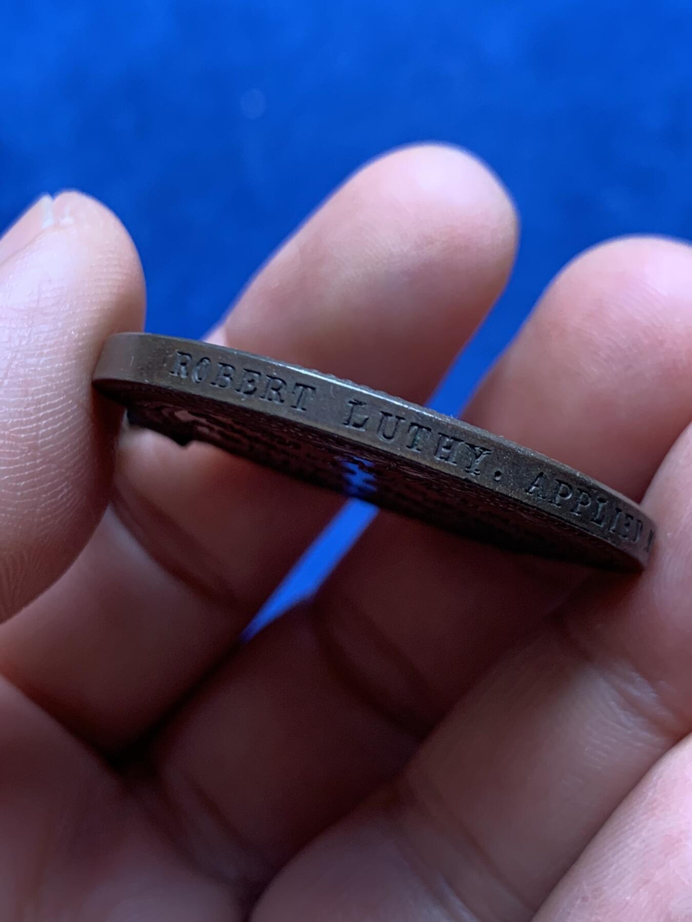 《竞宝斋》第477场 周日，周一 2场连拍 （全场包邮）欢迎送拍 英国1859年（MDCCCLIX）科学与艺术部发行的国家科学铜质奖章，于1866年授予应用力学科的Robert Luthy，少见官方章，总重约37克。