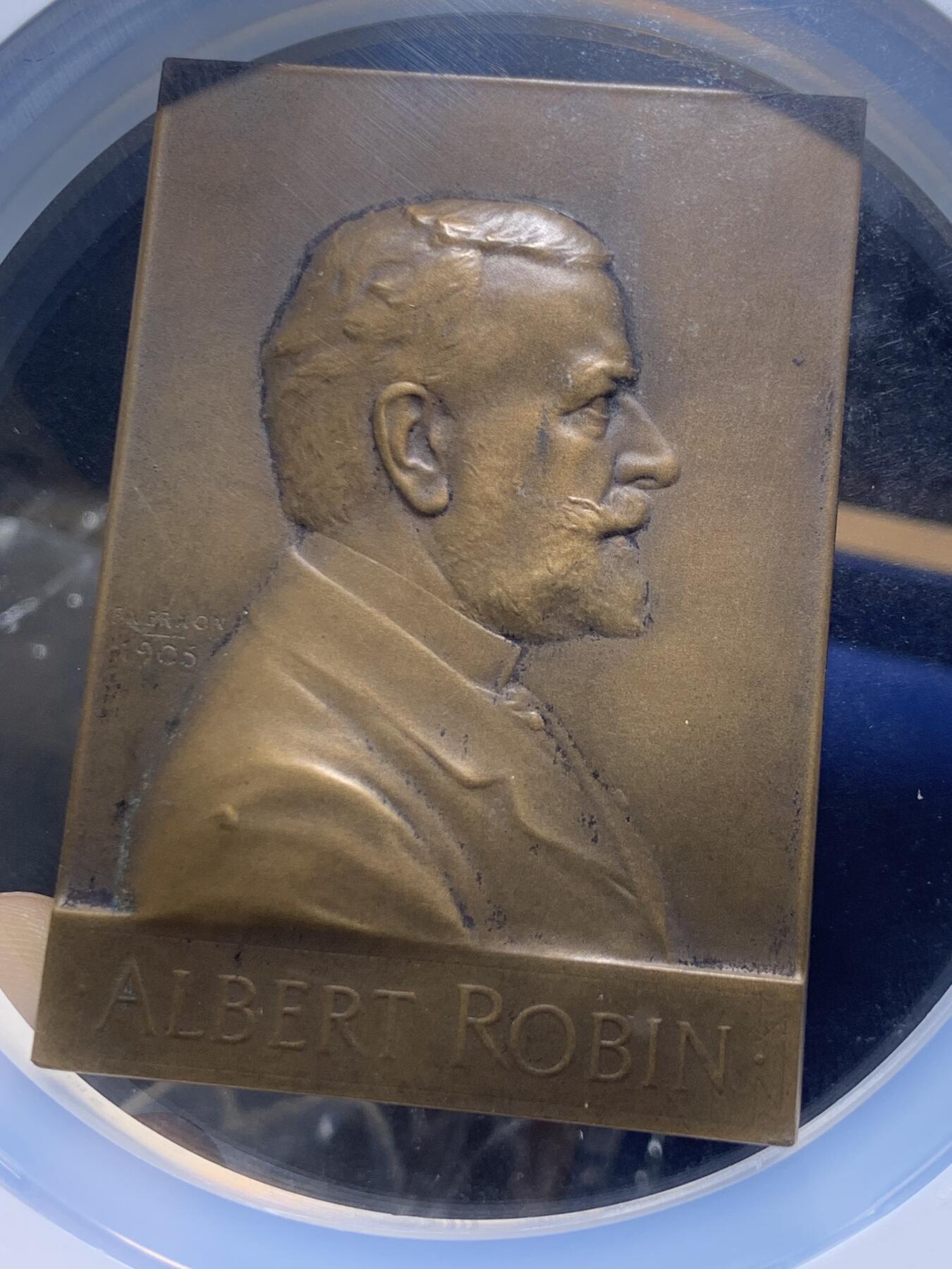 《竞宝斋》第477场 周日，周一 2场连拍 （全场包邮）欢迎送拍 NGC MS63BN 法国著名医生纪念铜章，Vernon 名家手笔，艺术大师级精品，艺术价值极高，加大加厚盒装。