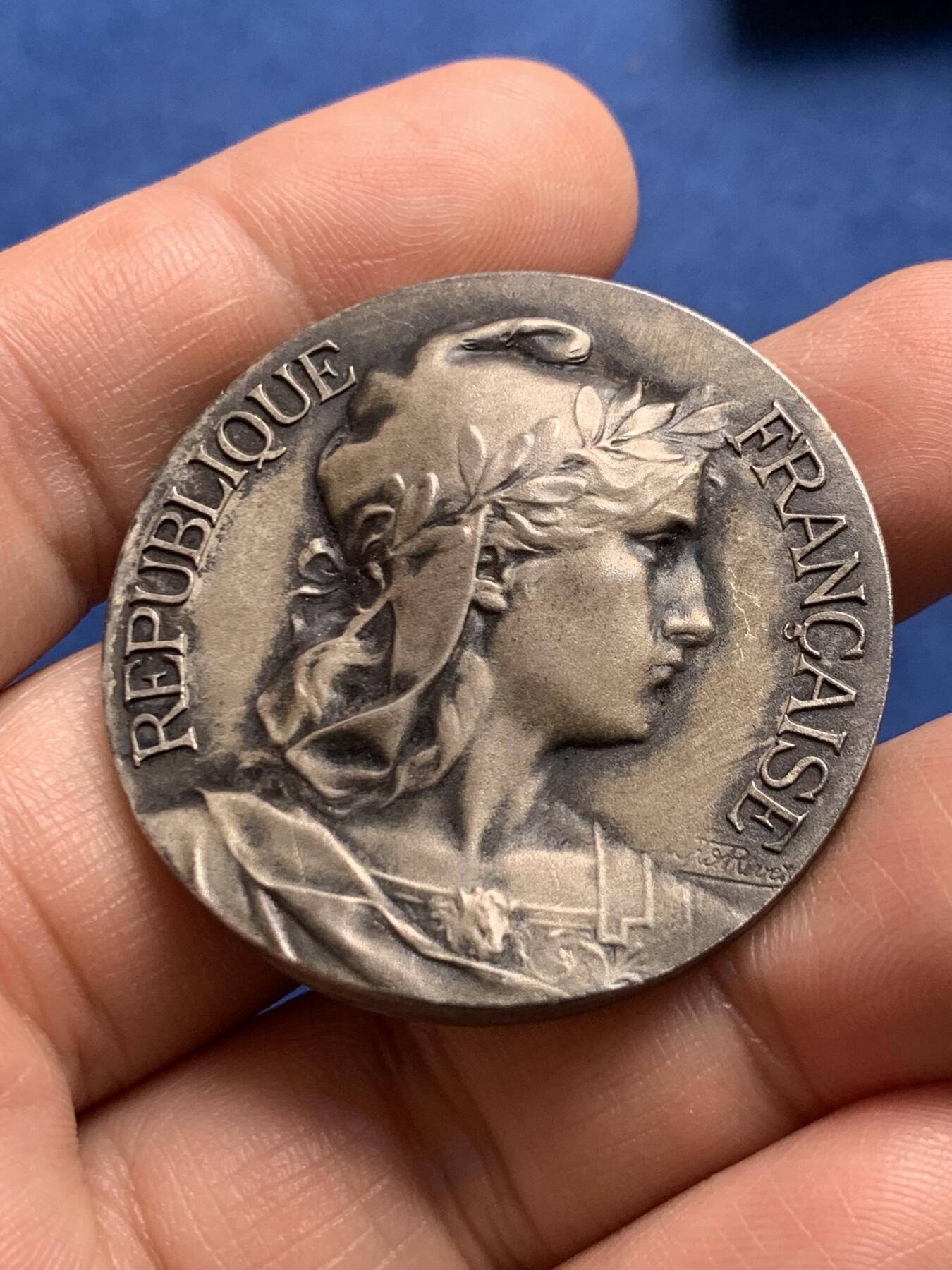 《竞宝斋》第477场 周日，周一 2场连拍 （全场包邮）欢迎送拍 法国勒阿弗尔市镀银铜章 玛丽安娜头像 29.1克 40.7mm 三角铜标 带盒