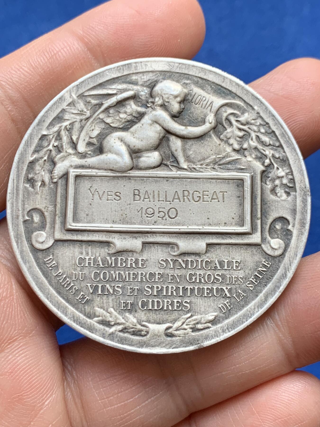 《竞宝斋》第477场 周日，周一 2场连拍 （全场包邮）欢迎送拍 少见玛丽安娜镀银铜章 法国1950年葡萄酒商业荣耀奖章，由巴黎及塞纳省酒类贸易公会授予行业精英，以表彰其在批发与销售领域的卓越贡献。无边铭 53.9克 50.3mm