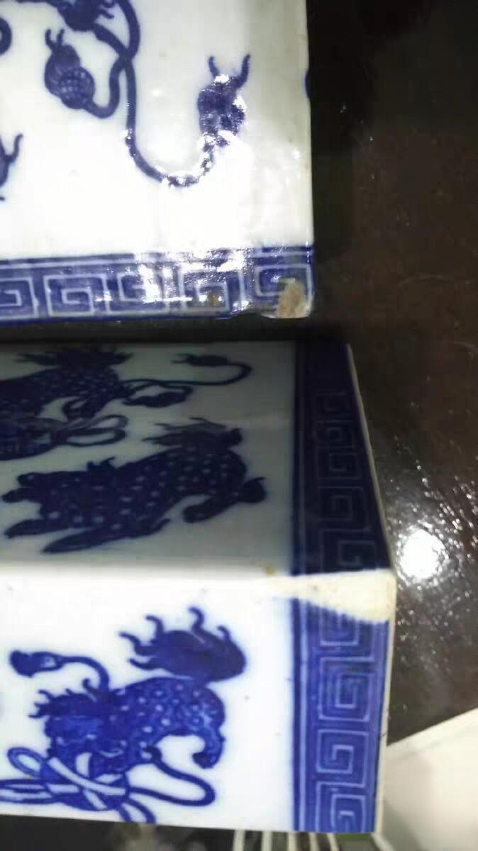 清代青花狮子绣球牡丹花脉枕一对