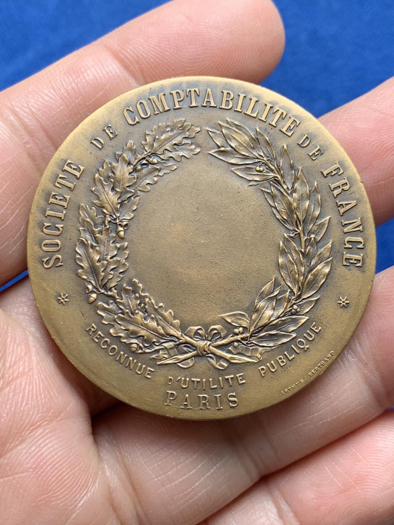 《竞宝斋》第477场 周日，周一 2场连拍 （全场包邮）欢迎送拍 法国会计协会纪念铜章 高浮雕 42.3克 45.6mm 三角铜标