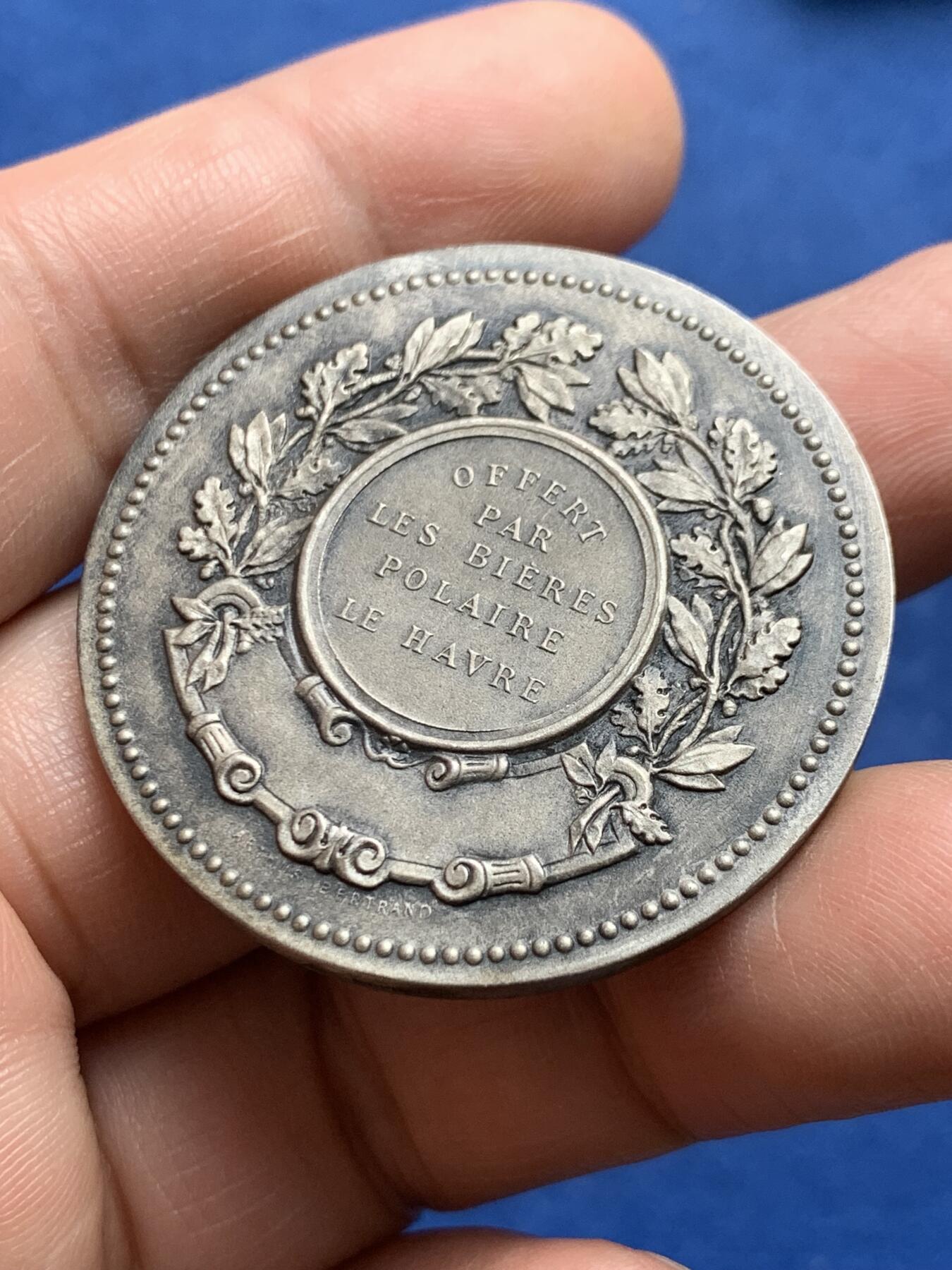 《竞宝斋》第477场 周日，周一 2场连拍 （全场包邮）欢迎送拍 法国勒阿弗尔市镀银铜章 玛丽安娜头像 29.1克 40.7mm 三角铜标 带盒