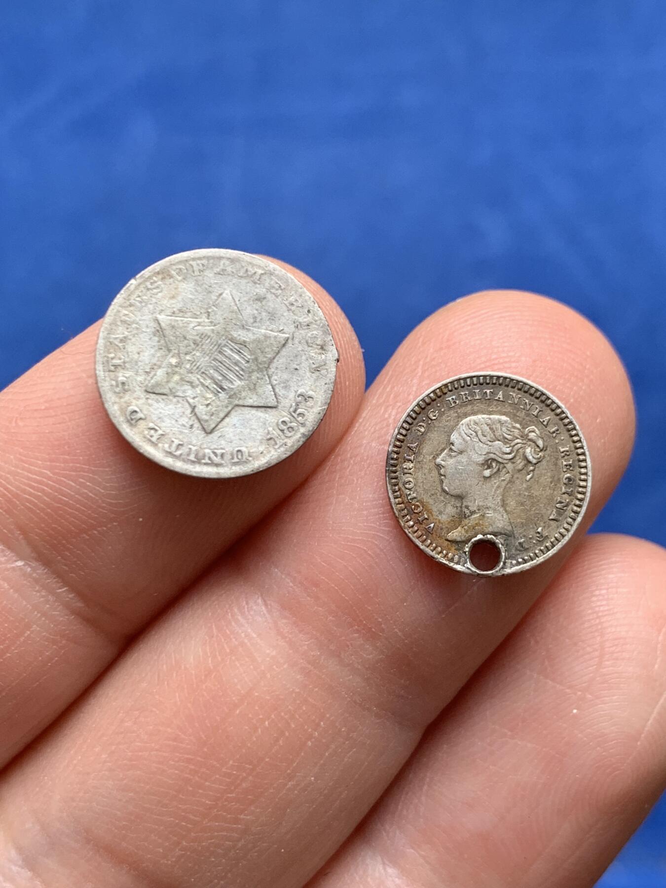 《竞宝斋》第477场 周日，周一 2场连拍 （全场包邮）欢迎送拍 两枚一组 美国1853年早期3分银币 + 英国1839年年轻维多利亚1.5银便士，老打孔，少见币值，肖像细节不错。