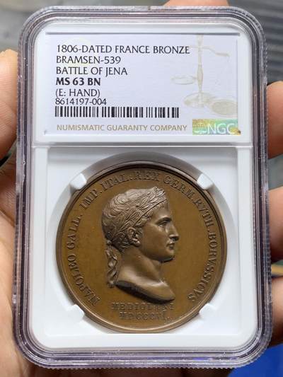《竞宝斋》第477场 周日，周一 2场连拍 （全场包邮）欢迎送拍 - NGC MS63BN 法国拿破仑一世铜章 纪念1806年耶拿战役 正面为桂冠版拿破仑一世右向肖像，背面为骑乘雄鹰的神祇宙斯形象，手持雷霆与权杖，象征胜利与权力，主题指向法军在耶拿击败普鲁士军队的战役结果。加厚盒