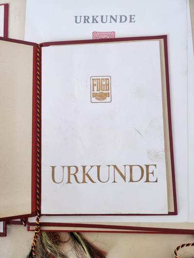 南水社第5次拍卖  东德（DDR）罗尔夫·施密特柏林建设者全套荣誉证书与上面国家铜煎蛋证书为一人（1969-1981）原品一套