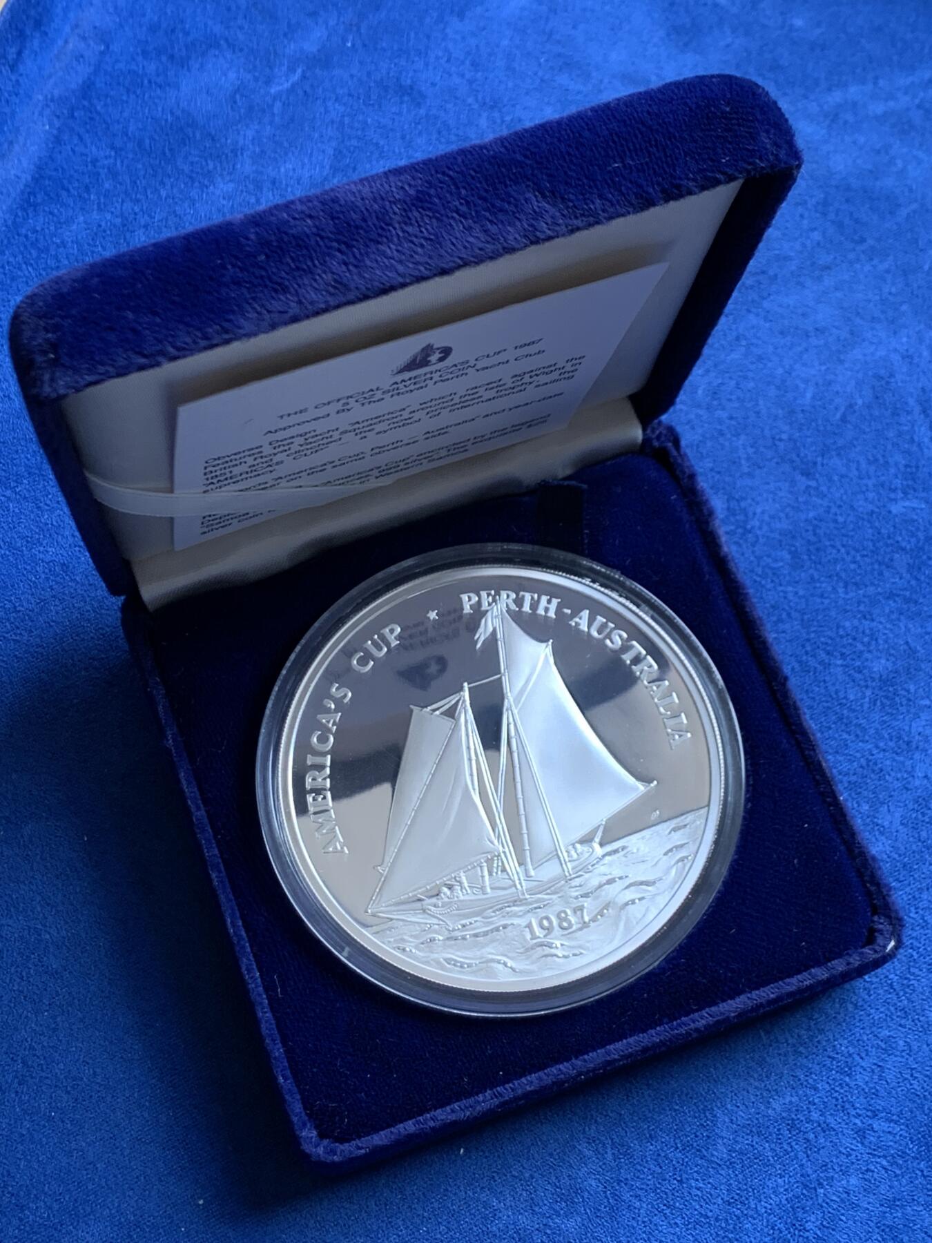 《竞宝斋》第477场 周日，周一 2场连拍 （全场包邮）欢迎送拍 萨摩亚1987年美洲杯帆船挑战赛25元精制银币 5盎司999银 发行量35000枚 盒证全