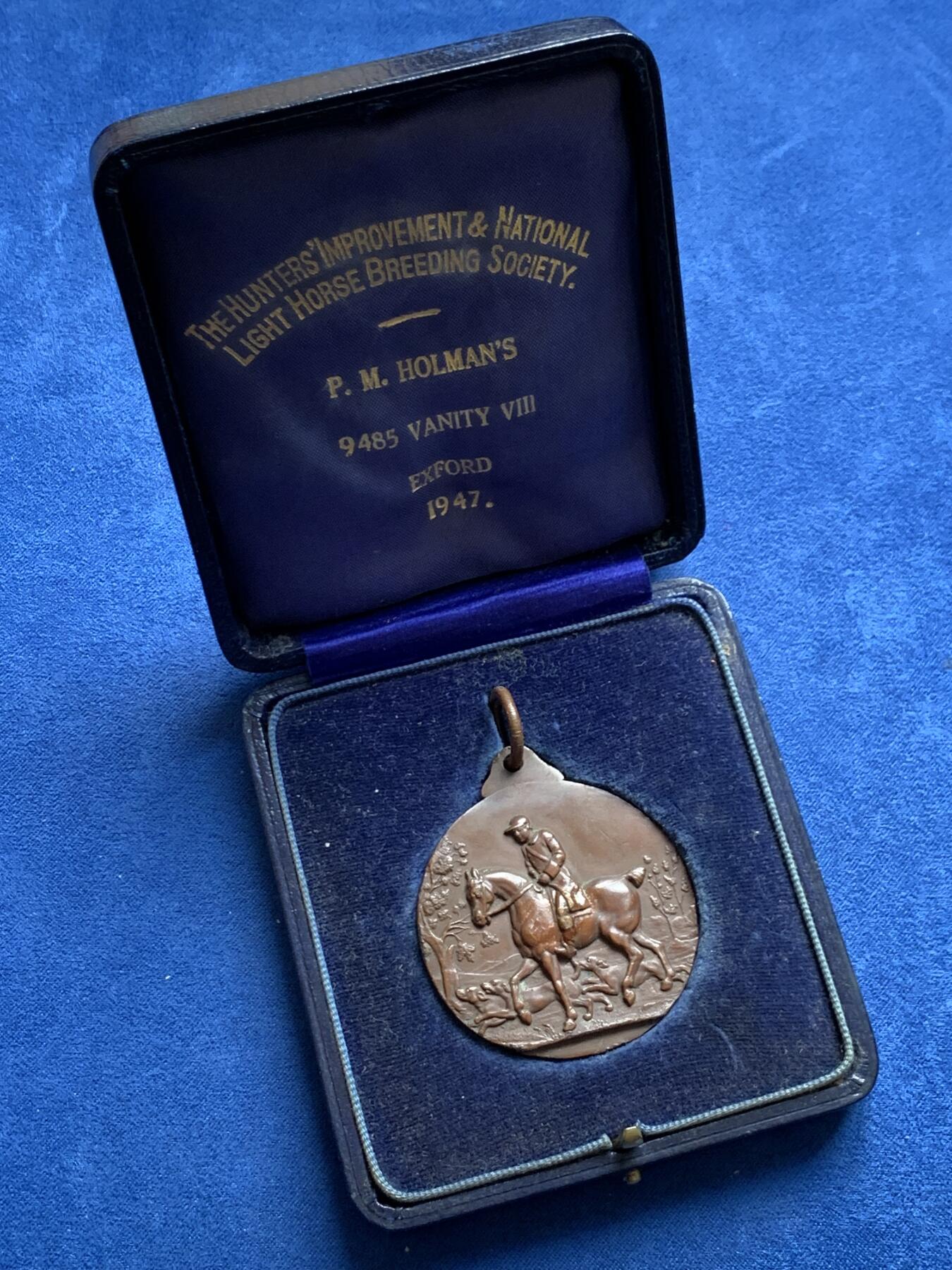 《竞宝斋》第477场 周日，周一 2场连拍 （全场包邮）欢迎送拍 英国1947年猎人协会和国家轻量级马匹繁育协会铜制挂章，正面为猎人骑马打猎，反面为马场图景，39克，44mm，带原盒。