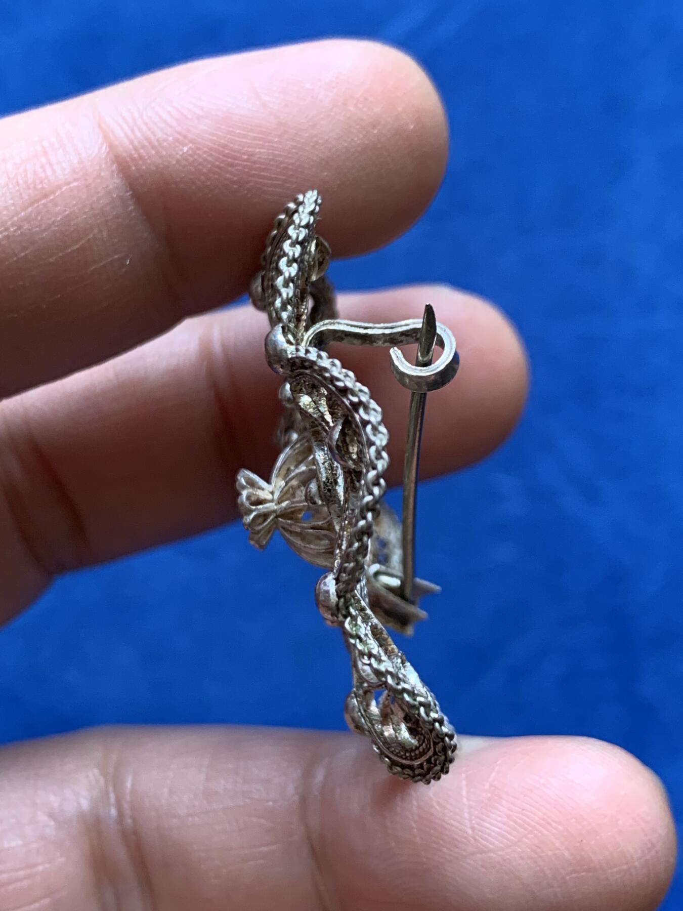 《竞宝斋》第477场 周日，周一 2场连拍 （全场包邮）欢迎送拍 花形镂空银质胸针 重7.75克 直径约39mm