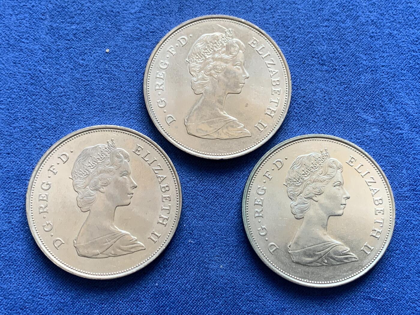 《竞宝斋》第477场 周日，周一 2场连拍 （全场包邮）欢迎送拍 三枚一组 1980年 英国女王母亲纪念克朗，光度不错。