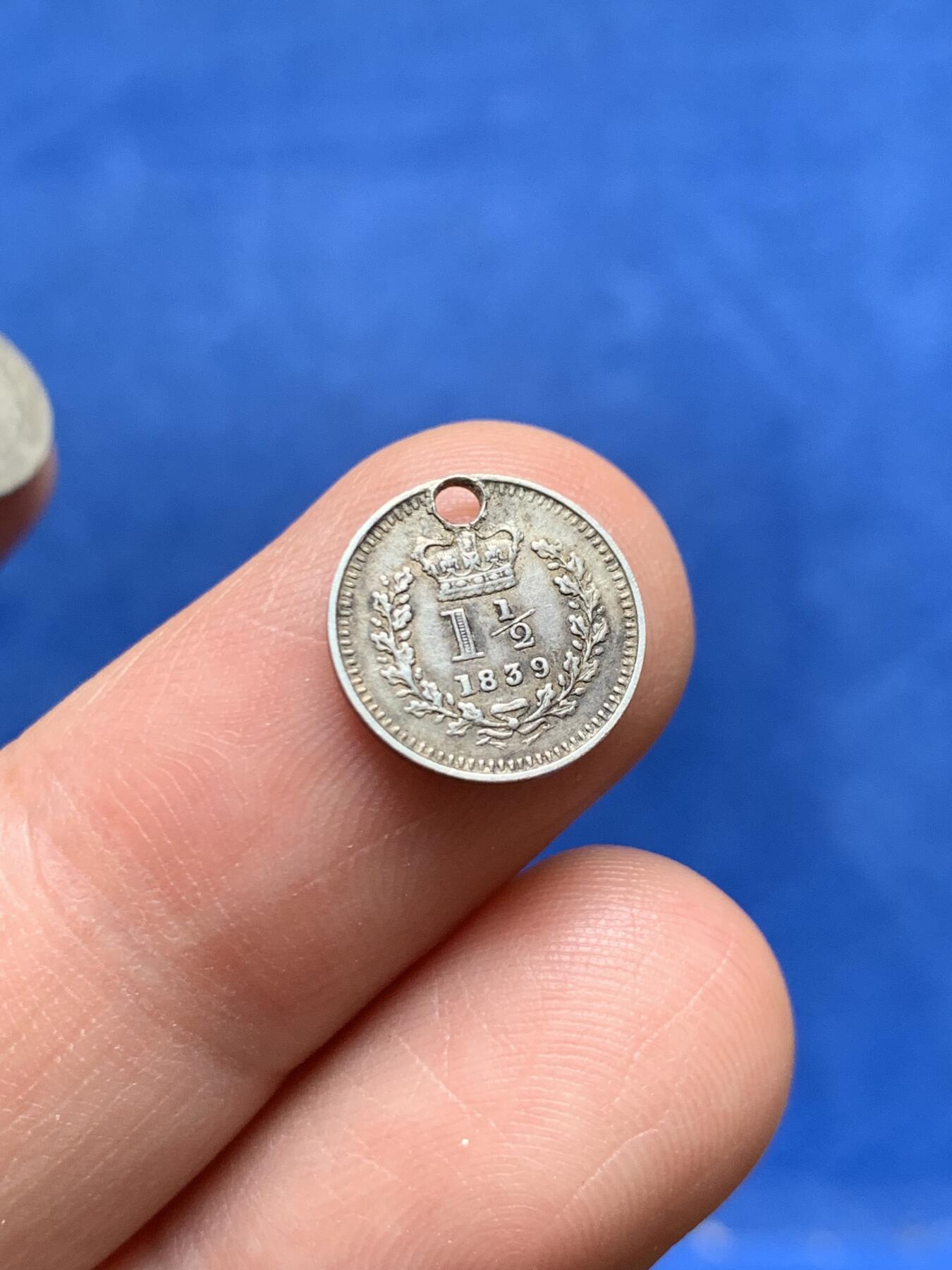 《竞宝斋》第477场 周日，周一 2场连拍 （全场包邮）欢迎送拍 两枚一组 美国1853年早期3分银币 + 英国1839年年轻维多利亚1.5银便士，老打孔，少见币值，肖像细节不错。