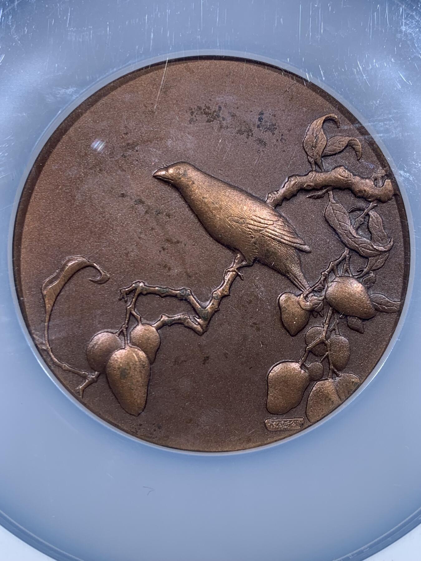 《竞宝斋》第477场 周日，周一 2场连拍 （全场包邮）欢迎送拍 NGC MS64BN 1998年宋人画选系列纪念章之一，主题为“鸟与梅花”，采用高浮雕工艺制作。铜质，直径60毫米，加大加厚盒封装。