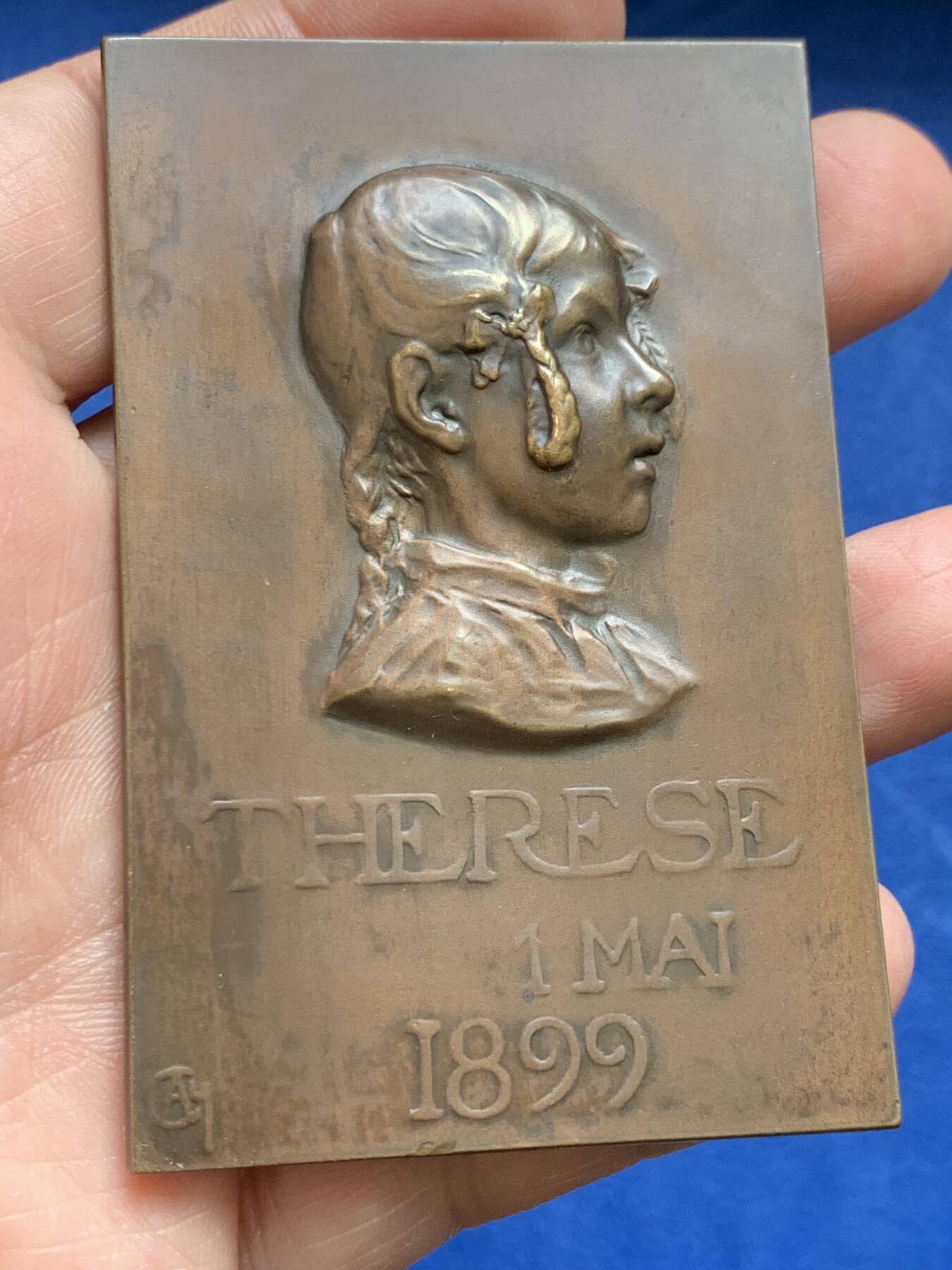 《竞宝斋》第477场 周日，周一 2场连拍 （全场包邮）欢迎送拍 SAMF《母爱》特蕾莎（THERESE 1 MAI 1899）协会作品3号 编号237 本章为法国艺术家亚历山大·沙尔庞捷（Alexandre Charpentier，1856–1909）创作之《母爱》题材铜章，属SAMF（法国艺术家奖章协会）原作发行于1900年。该作品源自艺术家此前创作的“年轻母亲哺乳幼子”浮雕主题，并曾在1883年法国艺术家协会沙龙展出并获奖。143.8克，52.8*80.5