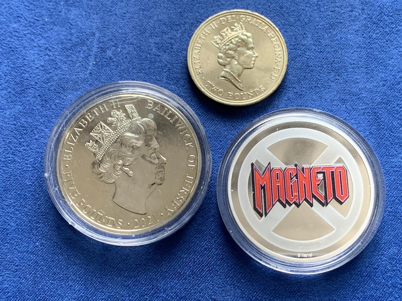 《竞宝斋》第477场 周日，周一 2场连拍 （全场包邮）欢迎送拍 伊丽莎白二世纪念币两枚 5镑与2镑；另附一枚漫威纪念章