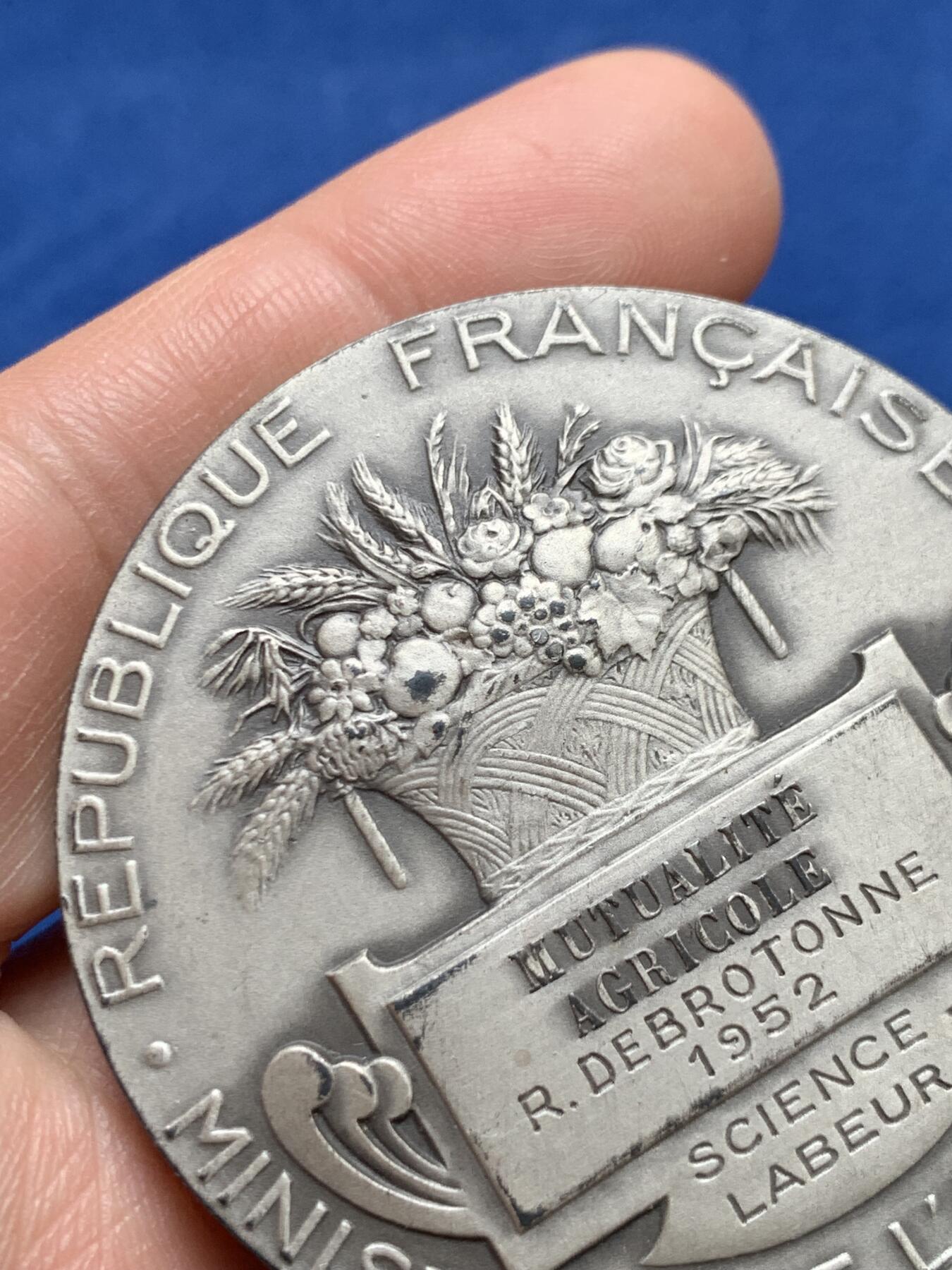 《竞宝斋》第477场 周日，周一 2场连拍 （全场包邮）欢迎送拍 法国农业部颁发纪念银章 64.5克 49.8mm 丰饶角1银标