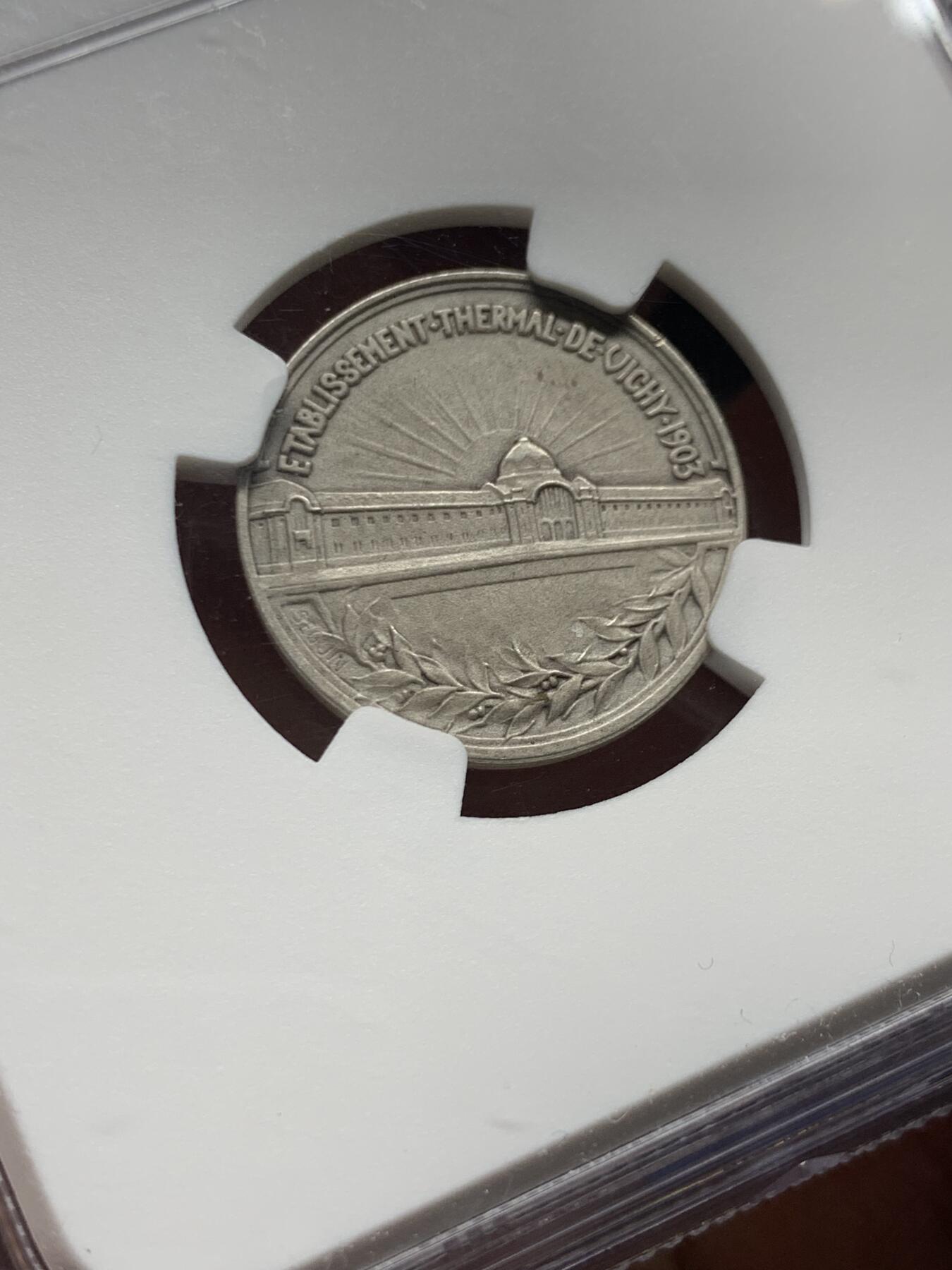 《竞宝斋》第477场 周日，周一 2场连拍 （全场包邮）欢迎送拍 NGC MS63 法国维希温泉疗养设施 新艺术时期温泉主题裸女清凉银章 很少见的一款银章 高浮雕 小中见大