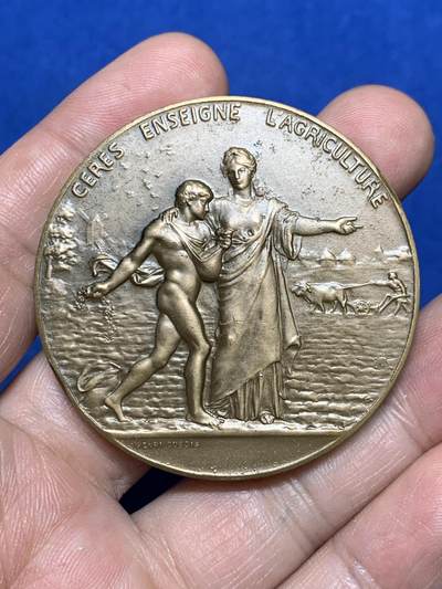 《竞宝斋》第477场 周日，周一 2场连拍 （全场包邮）欢迎送拍 - 法国谷物女神教导农业大铜章  杜布瓦作品 法国新艺术运动时期著名章牌雕刻家 细节见图 约50mm 68.5克