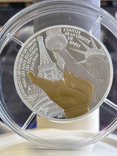 法国2017年建筑艺术瑰宝自由女神镀金163.8克纪念银币，950银镀金，163.8克，发行1000枚