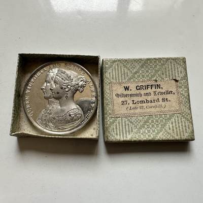 🌹外币初藏🌹🐯2026年第38场   每周二四六晚8️⃣点 世界钱币 - 英国 1844 年皇家交易所重新启用纪念章 原盒保存 未氧化 光亮如新  高浮雕 38.7毫米