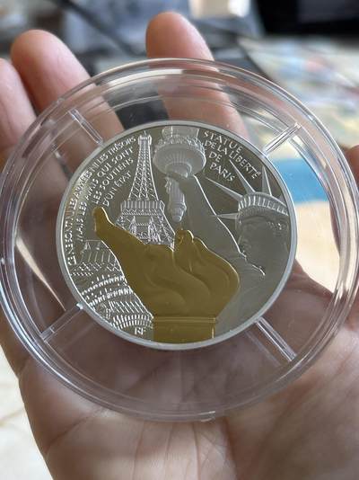 法国2017年建筑艺术瑰宝自由女神镀金163.8克纪念银币，950银镀金，163.8克，发行1000枚