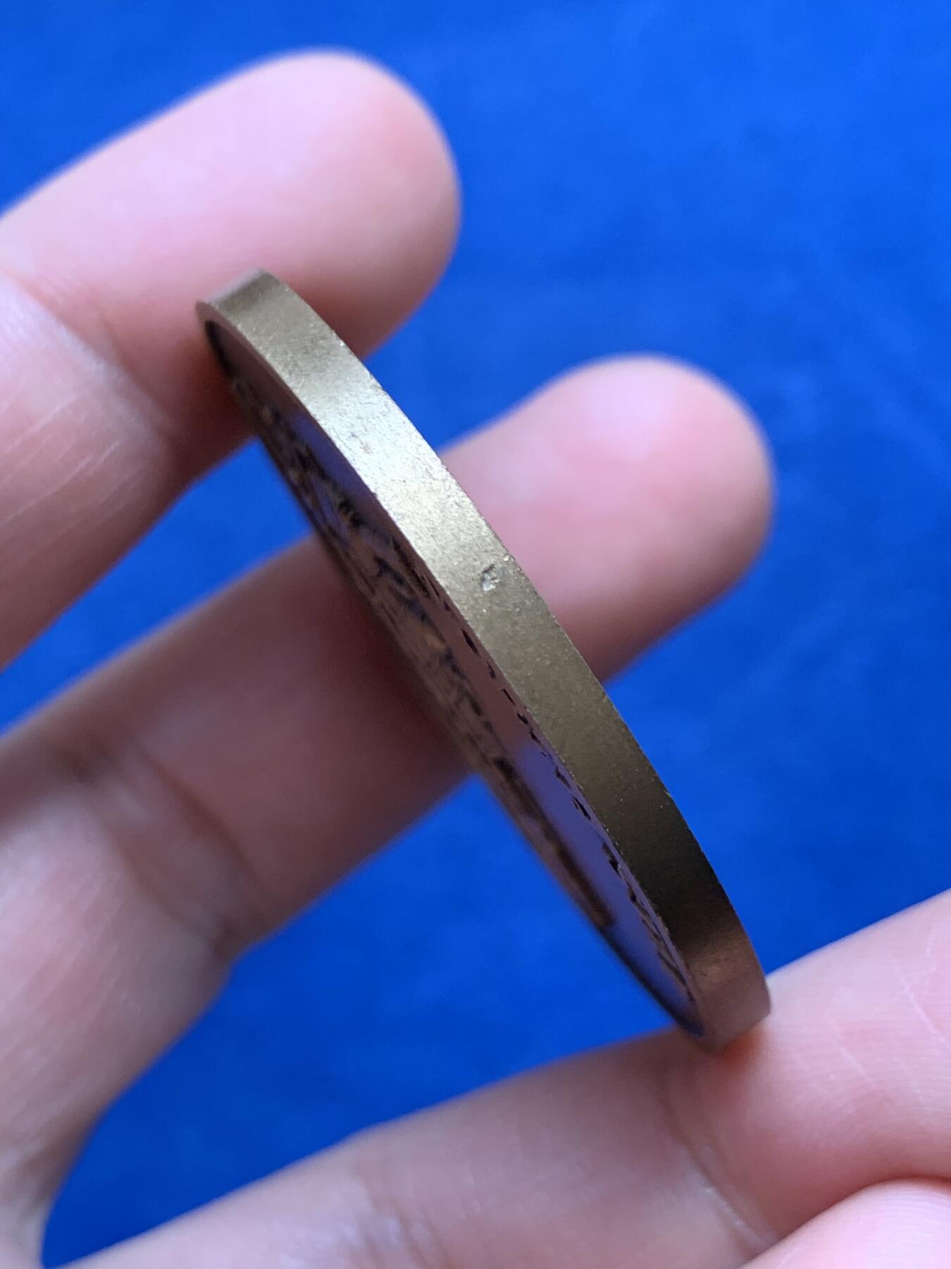 《竞宝斋》第477场 周日，周一 2场连拍 （全场包邮）欢迎送拍 英国北方之星蒸汽机车纪念章。作为工业革命蒸汽机车诞生地，英国拥有深厚火车文化，迷恋怀旧复古列车。37克，44.7mm。