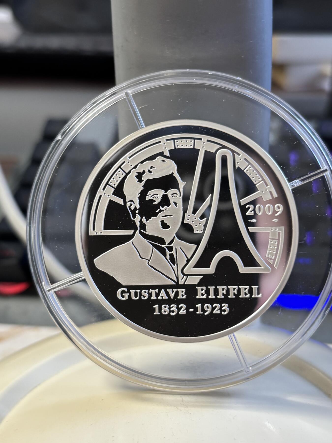 第197期拍卖 法国2009年巴黎埃菲尔铁塔120周年5盎司加厚银币，950银，163.8克，发行1000枚，塑料盒有裂痕