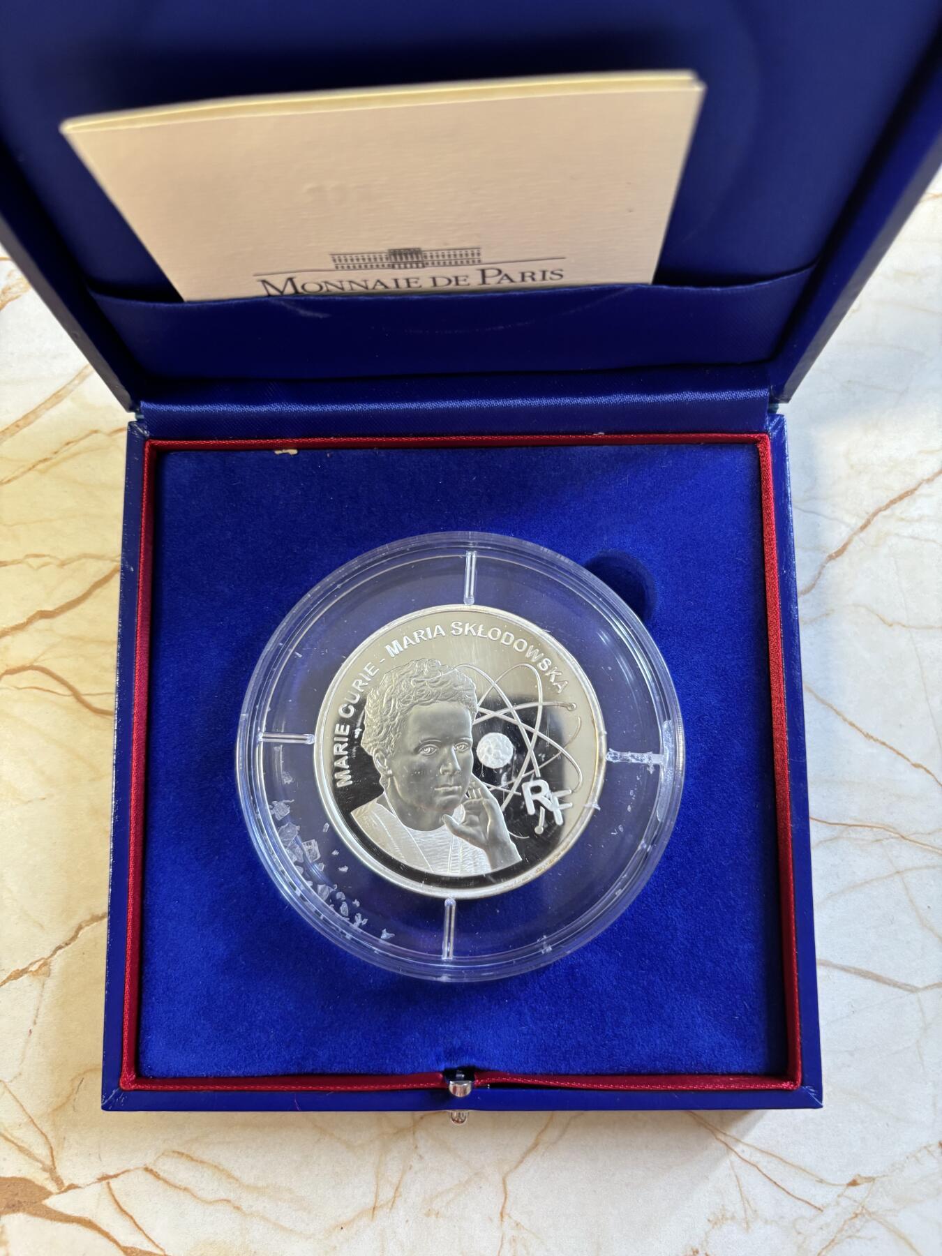 第197期拍卖 法国2006年科学家居里夫人5盎司加厚银币，950银看，163.8克，发行500枚，有氧化