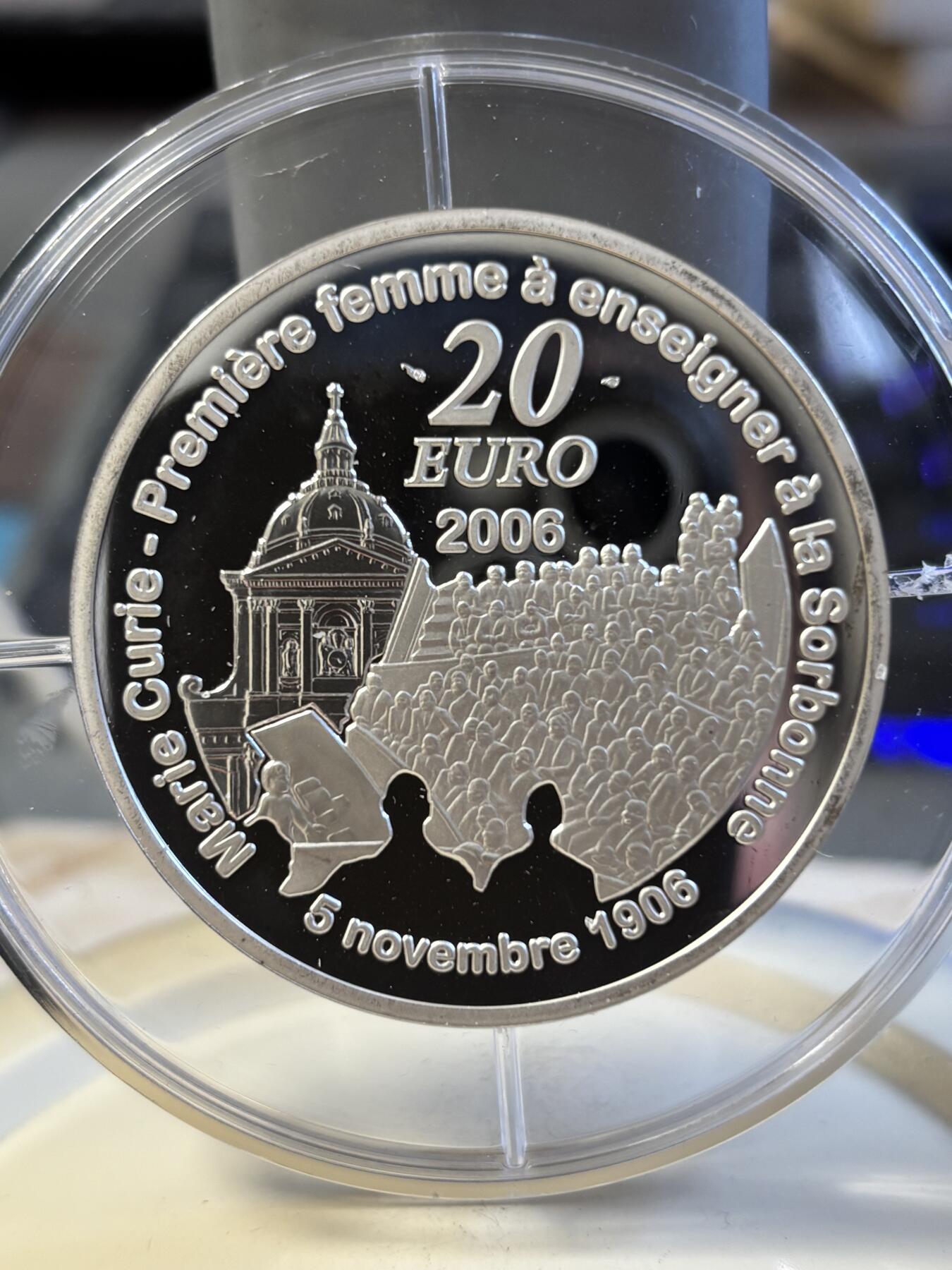 第197期拍卖 法国2006年科学家居里夫人5盎司加厚银币，950银看，163.8克，发行500枚，有氧化