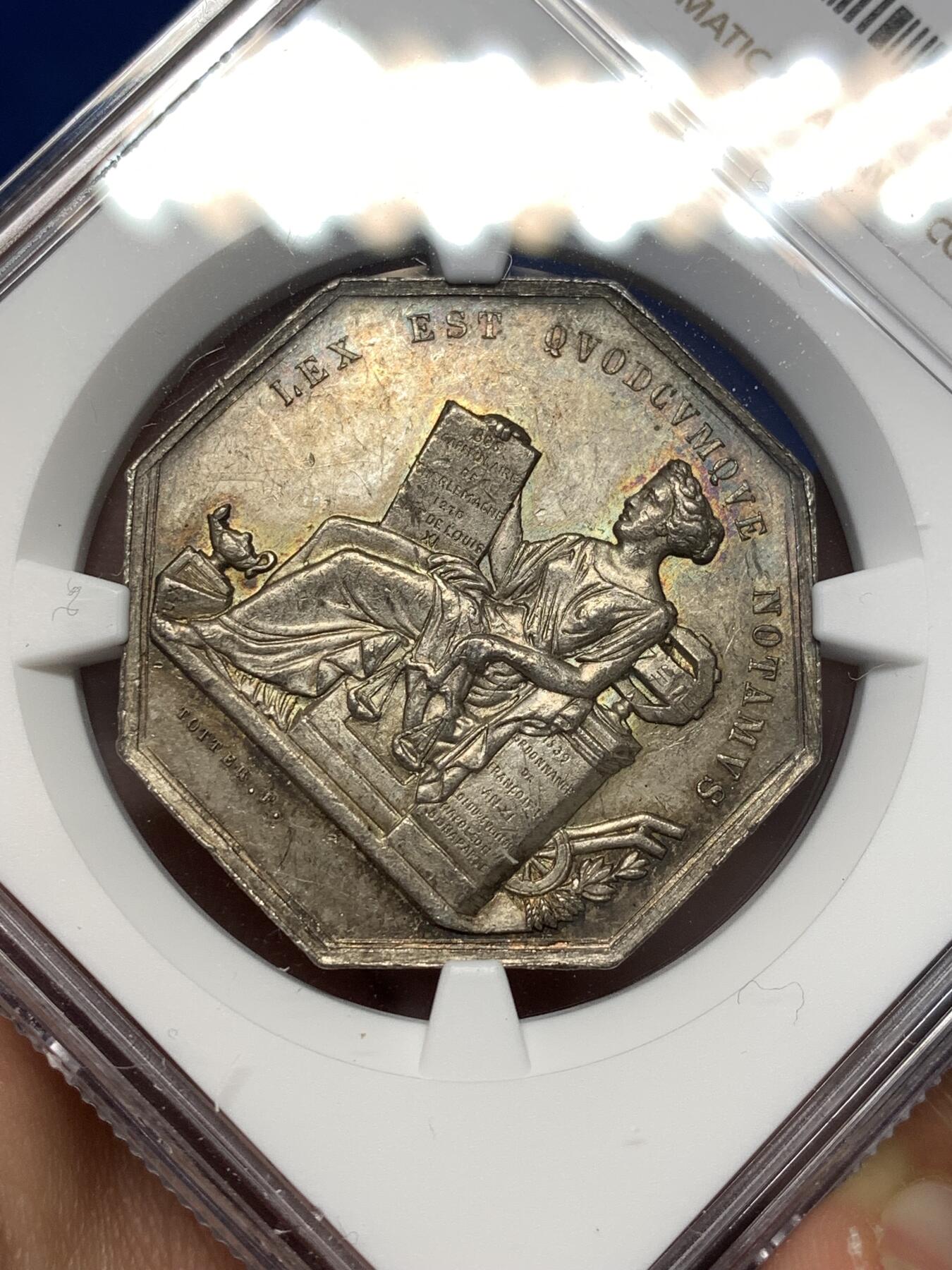 《竞宝斋》第477场 周日，周一 2场连拍 （全场包邮）欢迎送拍 NGC MS62 法国维埃纳自由城公证人公会八角银质代币，底部签名BRONZ.GALE.F是雕刻师Gale的签名标识，正面为坐姿正义女神/法律女神浮雕，手持法典与天平。