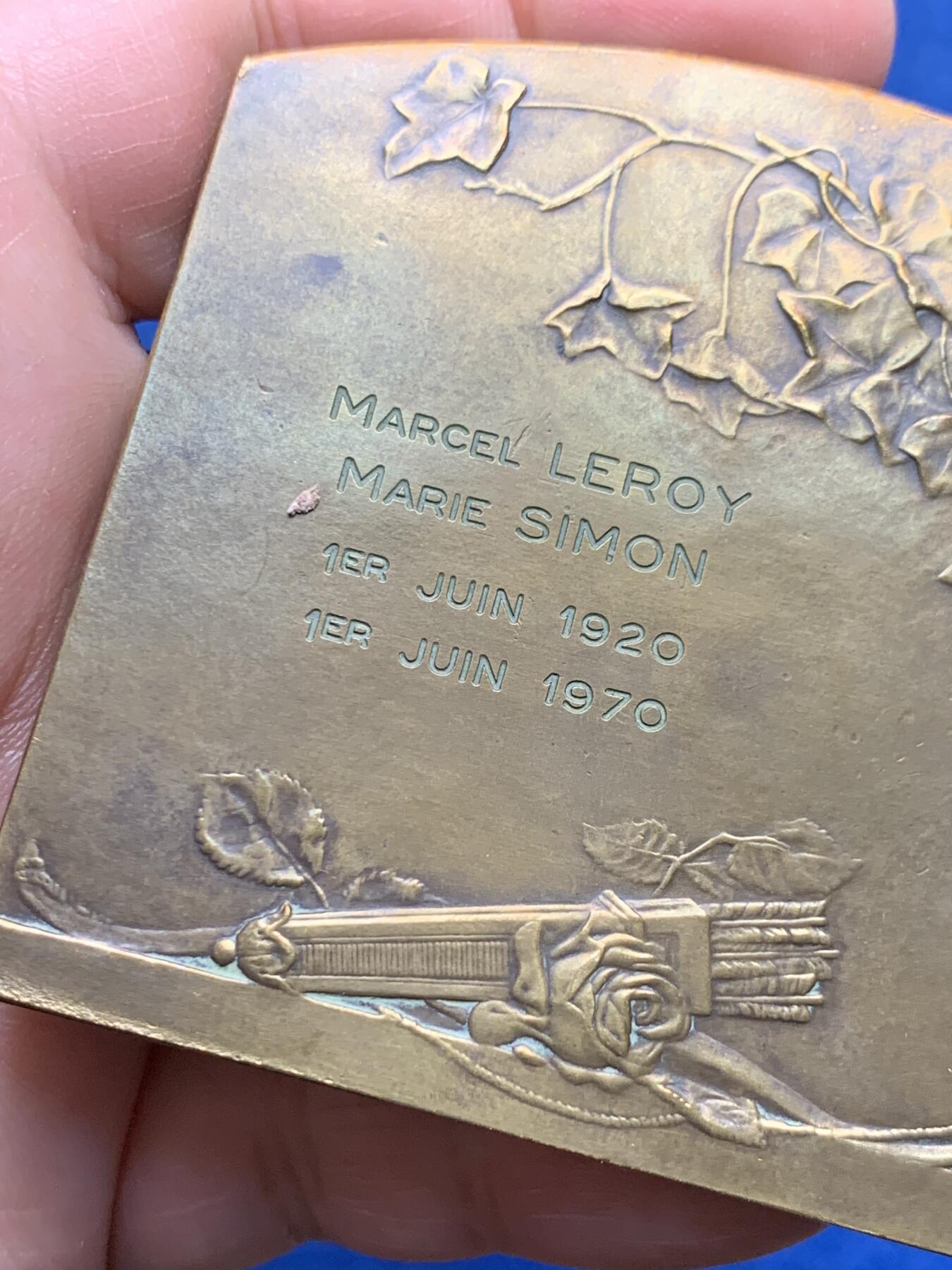 《竞宝斋》第477场 周日，周一 2场连拍 （全场包邮）欢迎送拍 法国结婚纪念大铜章 182.9克 72*64.5mm克 三角铜标 稀少品种